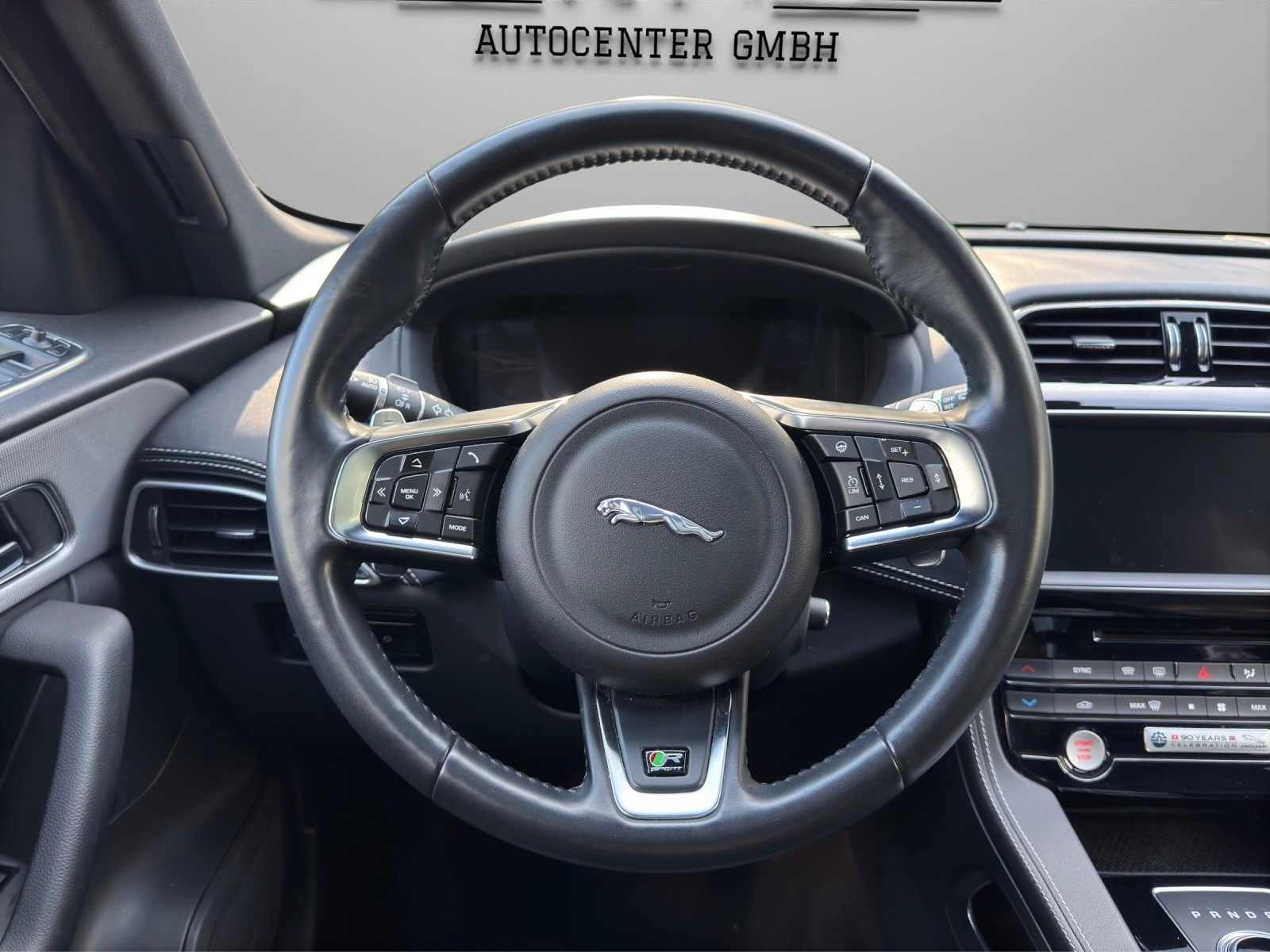 JAGUAR F-Pace 3.0 V6 Prestige AWD Automatik *Panorama-Schiebedach*Carplay*Rückfahrkamera*-image-9