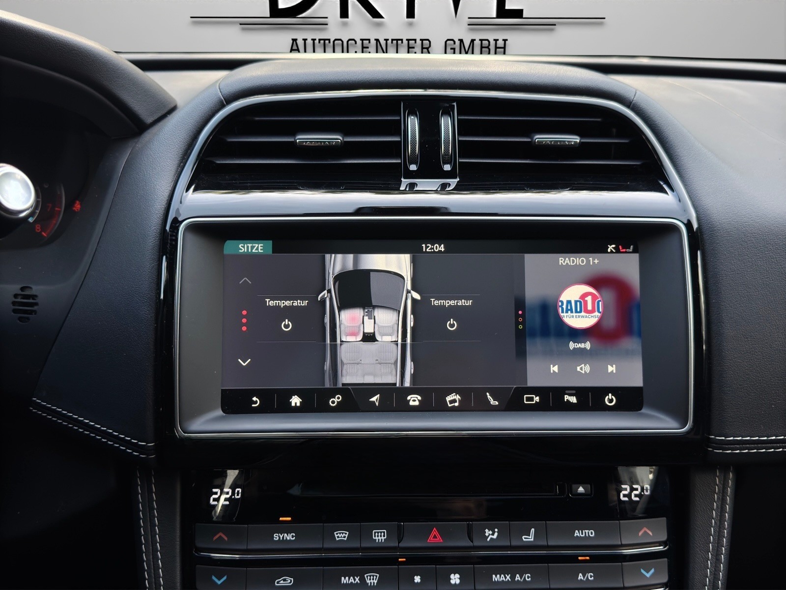 JAGUAR F-Pace 3.0 V6 Prestige AWD Automatik *Panorama-Schiebedach*Carplay*Rückfahrkamera*-image-18