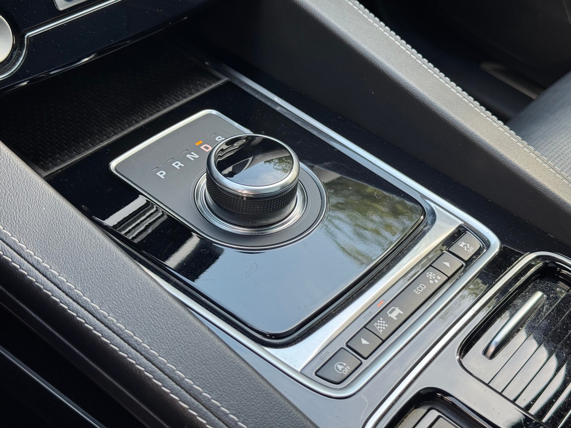 JAGUAR F-Pace 3.0 V6 Prestige AWD Automatik *Panorama-Schiebedach*Carplay*Rückfahrkamera*-image-21