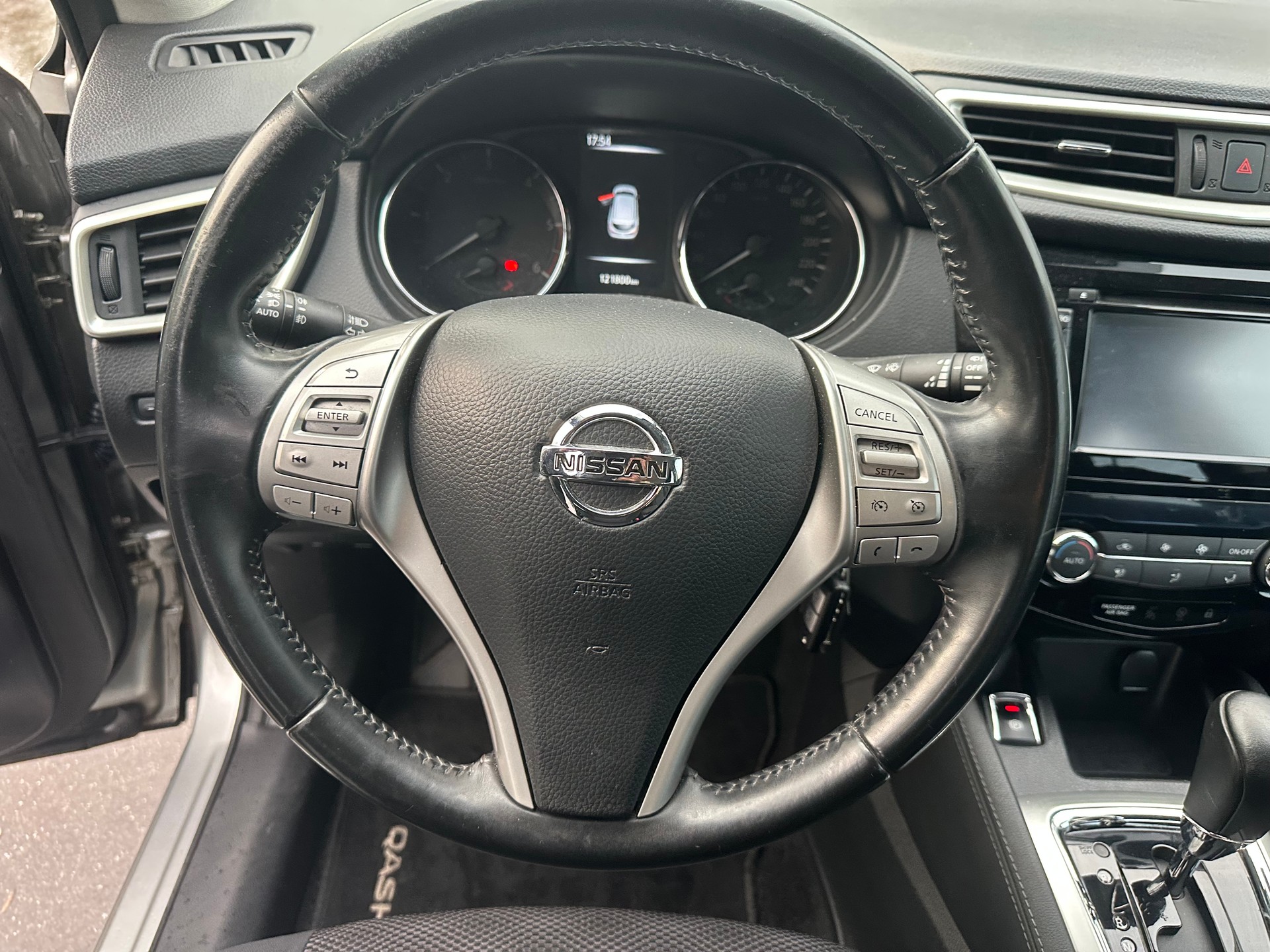 NISSAN Qashqai 1.6 dCi N-Connecta-image-10