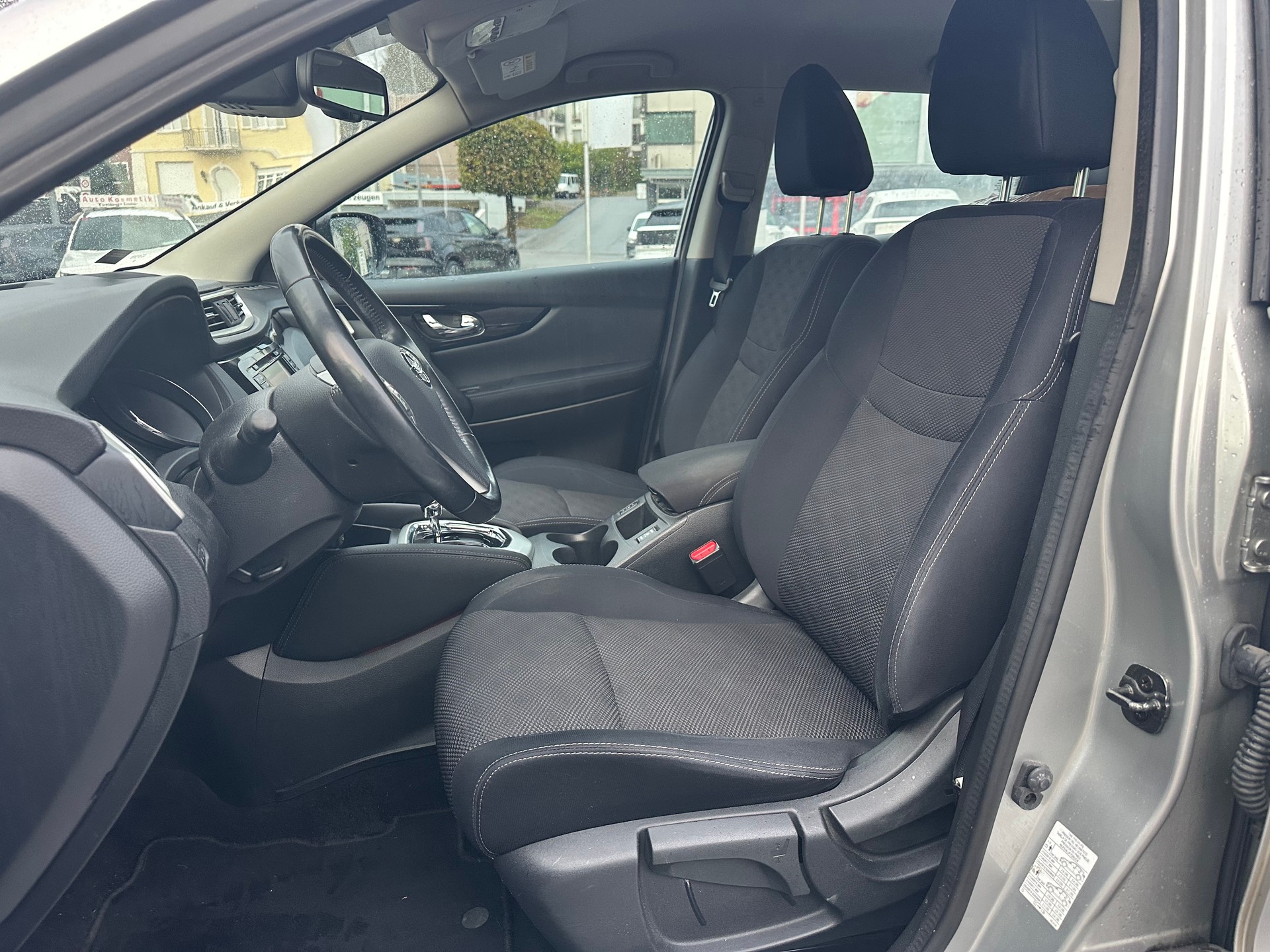NISSAN Qashqai 1.6 dCi N-Connecta-image-18