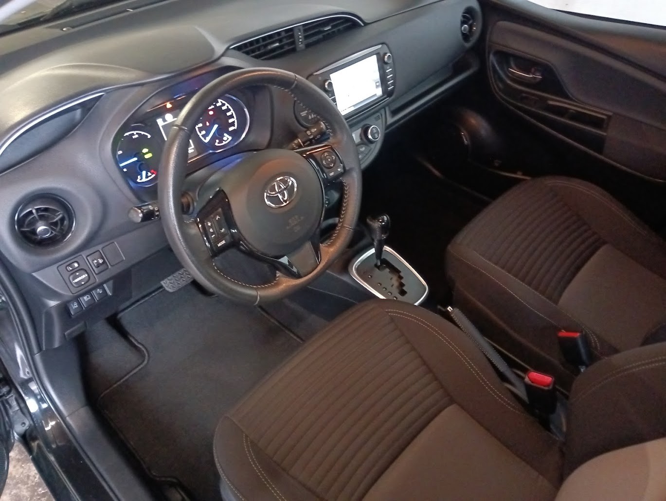 TOYOTA Yaris 1.5 VVT-i Hybrid Trend e-CVT-image-9