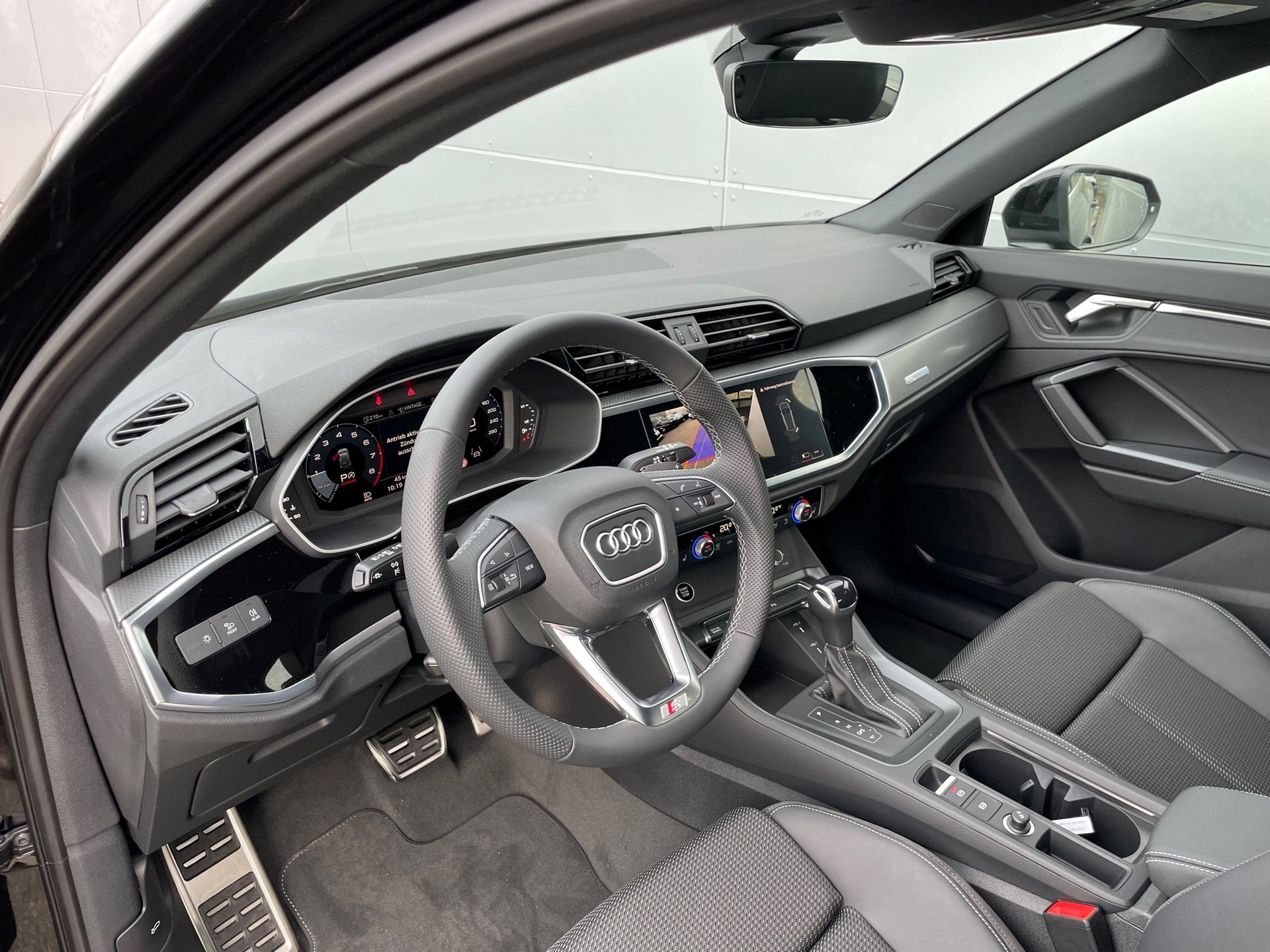 AUDI Q3 35 TFSI S line Attraction S-tronic-image-9