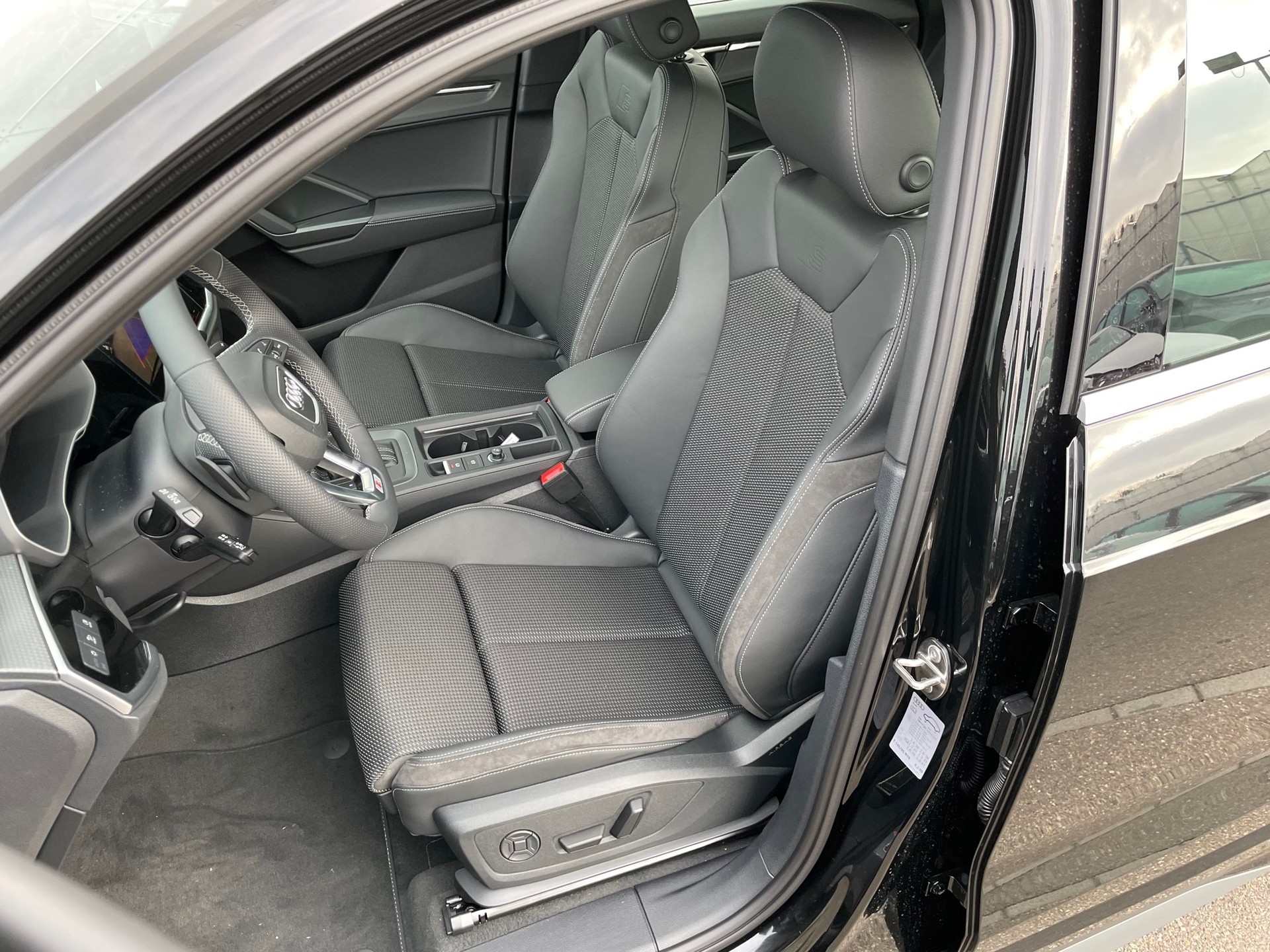 AUDI Q3 35 TFSI S line Attraction S-tronic-image-8