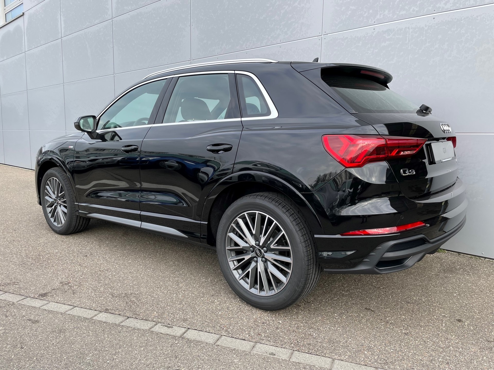 AUDI Q3 35 TFSI S line Attraction S-tronic-image-4