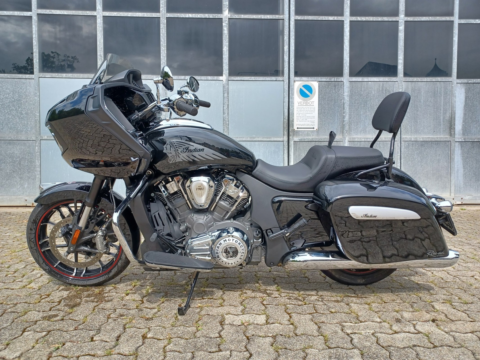 INDIAN Challenger Limited-showroom-element-1
