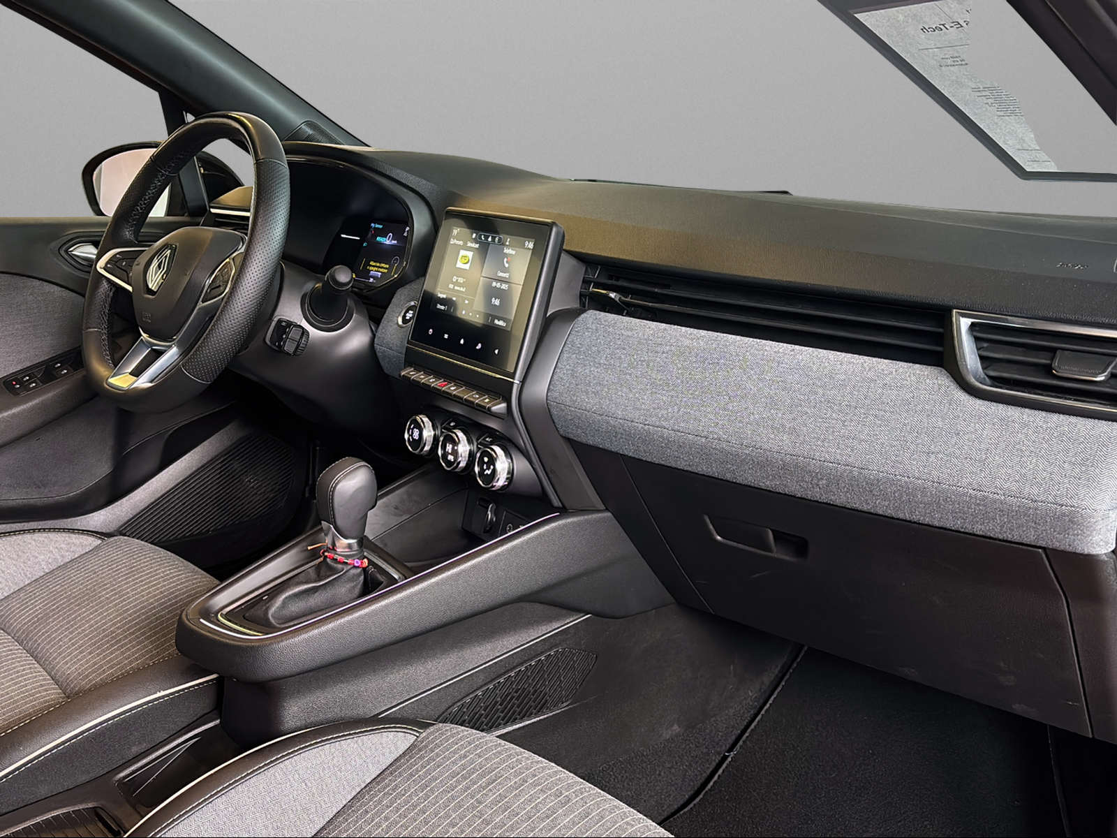 RENAULT Clio 1.6 E-Tech Techno-image-11