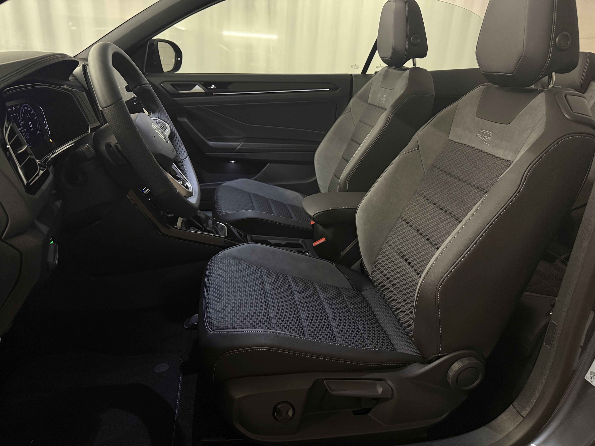 VW T-Roc Cabriolet 1.5 TSI EVO R-Line DSG-image-6