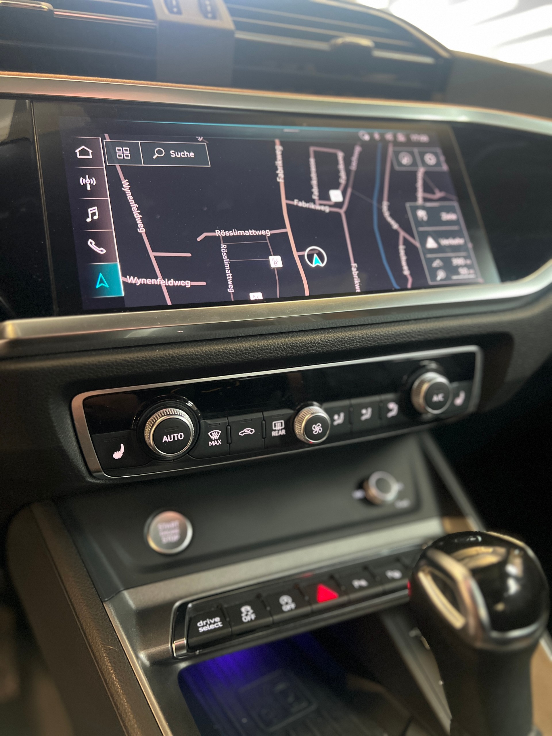 AUDI Q3 40 TFSI quattro S-tronic-image-14