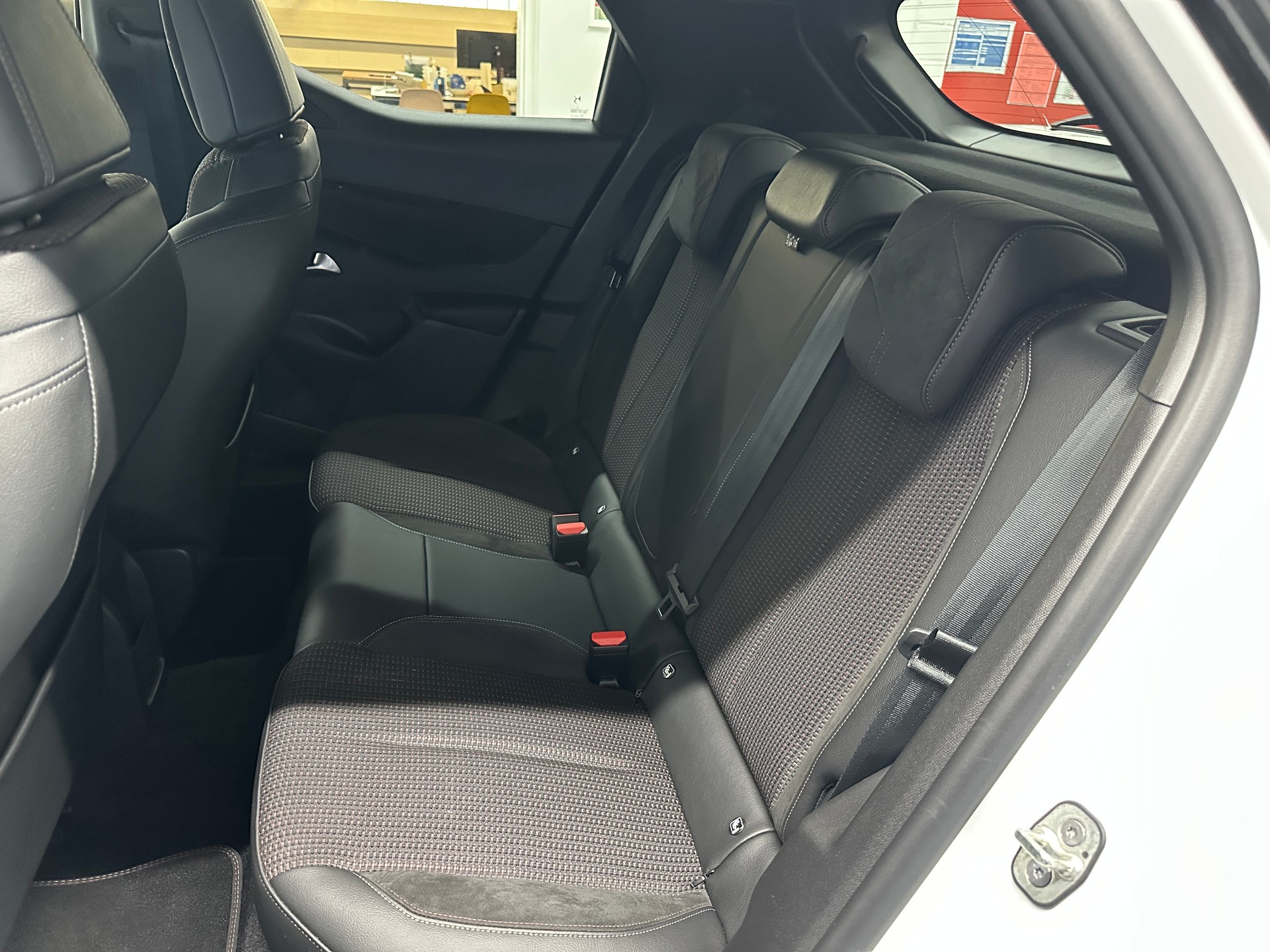 DS AUTOMOBILES DS 3 Crossback E-Tense 136 Performance Line-image-8