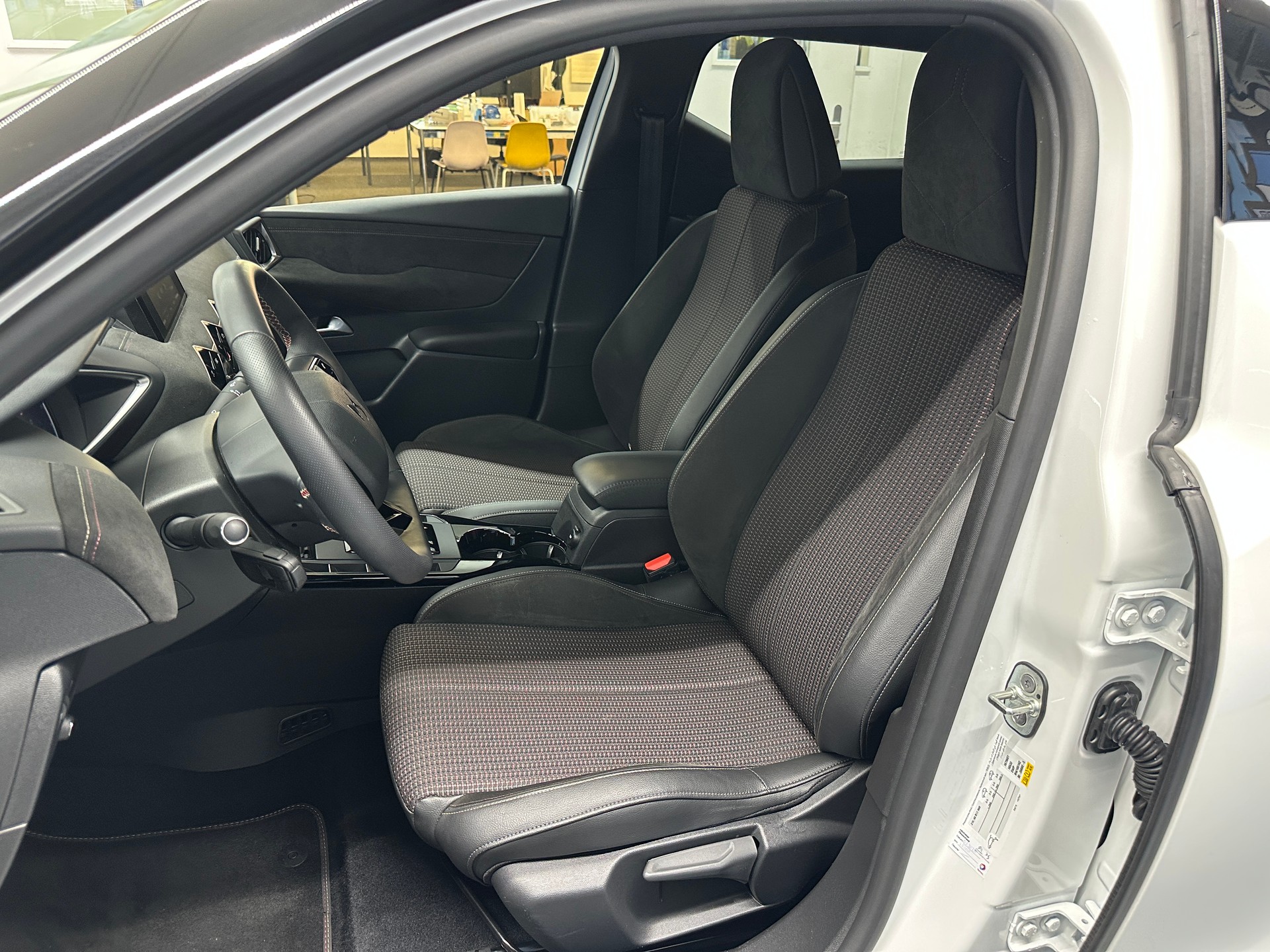 DS AUTOMOBILES DS 3 Crossback E-Tense 136 Performance Line-image-7