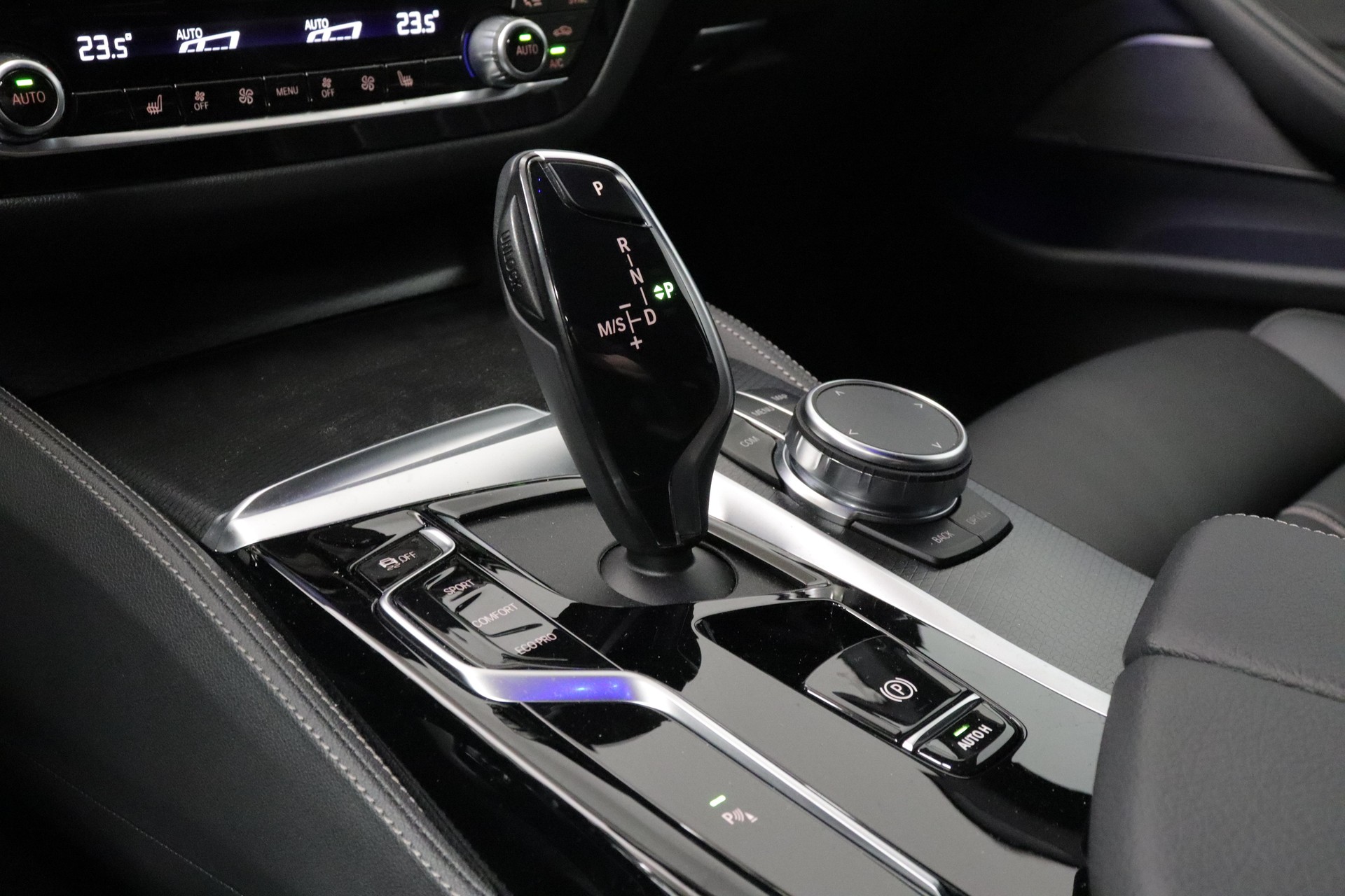 BMW 520d xDrive Touring-image-14