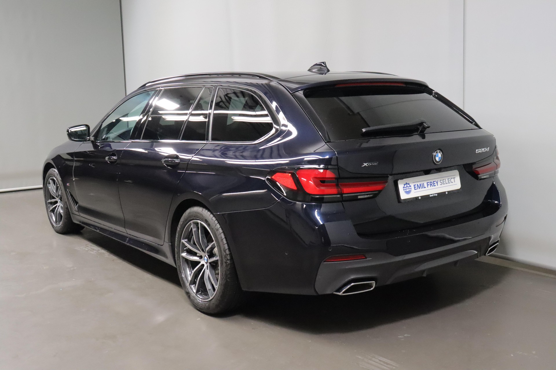 BMW 520d xDrive Touring-image-13