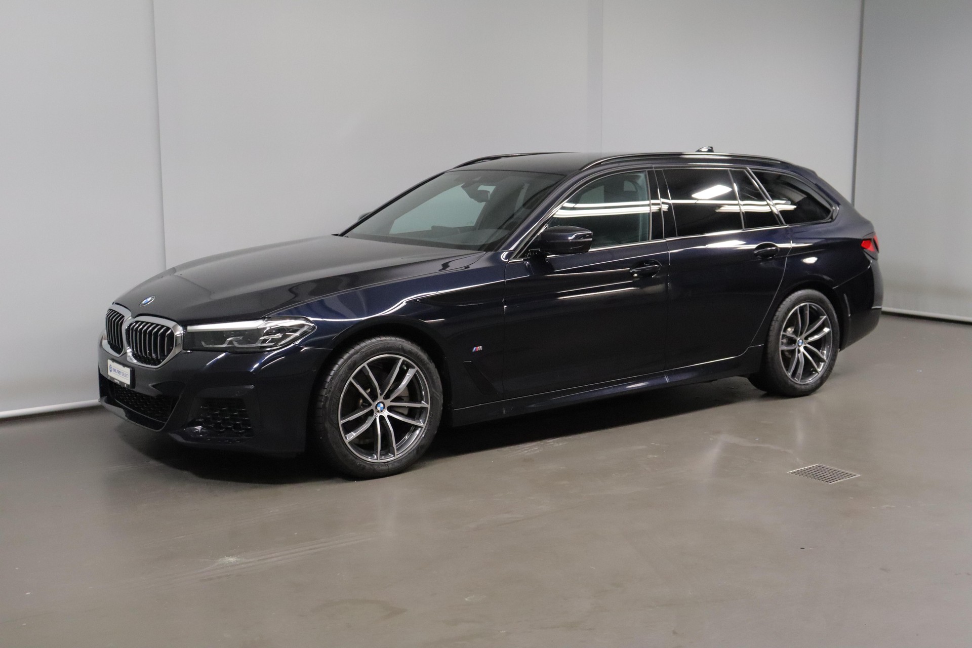 BMW 520d xDrive Touring-image-1