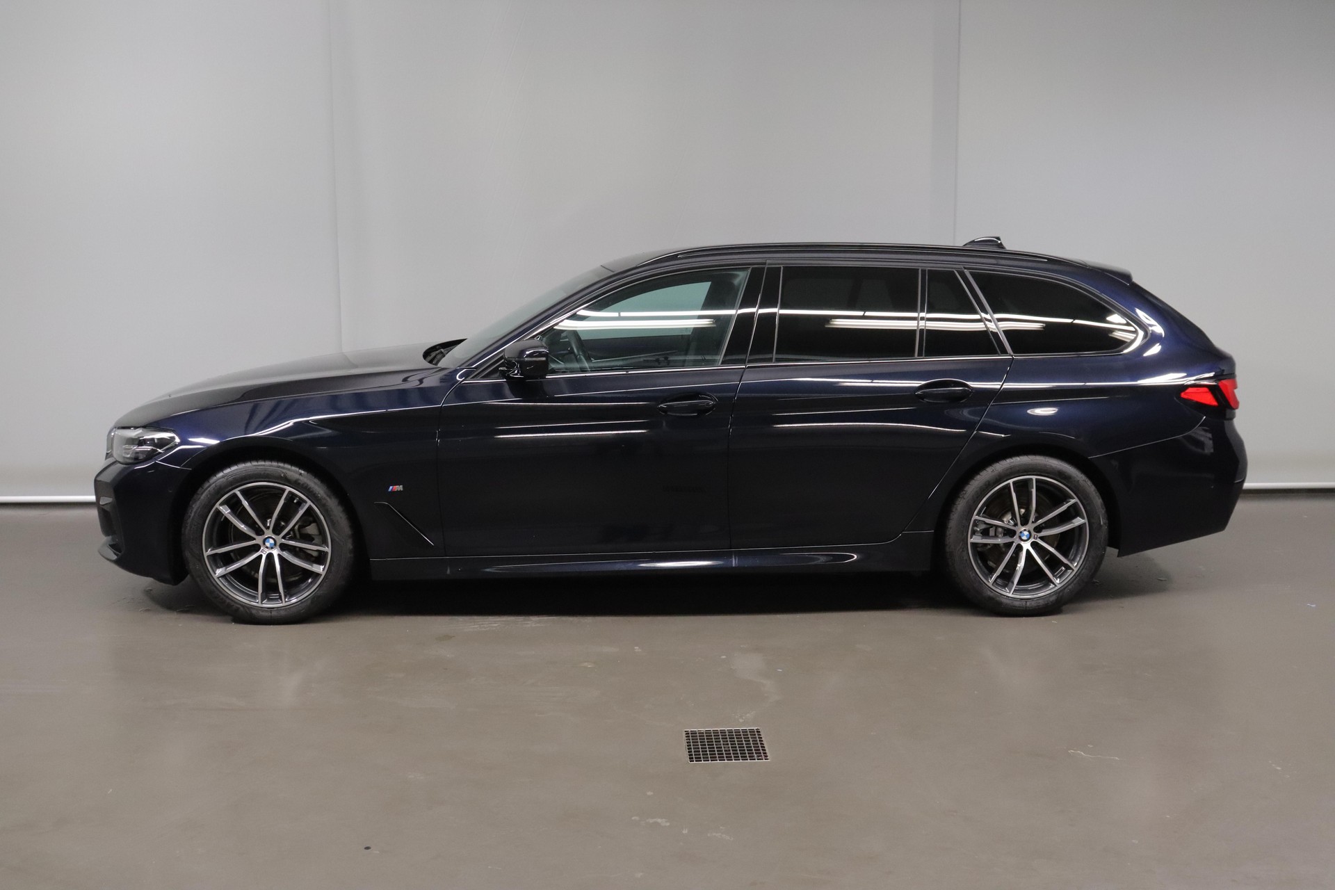 BMW 520d xDrive Touring-image-4