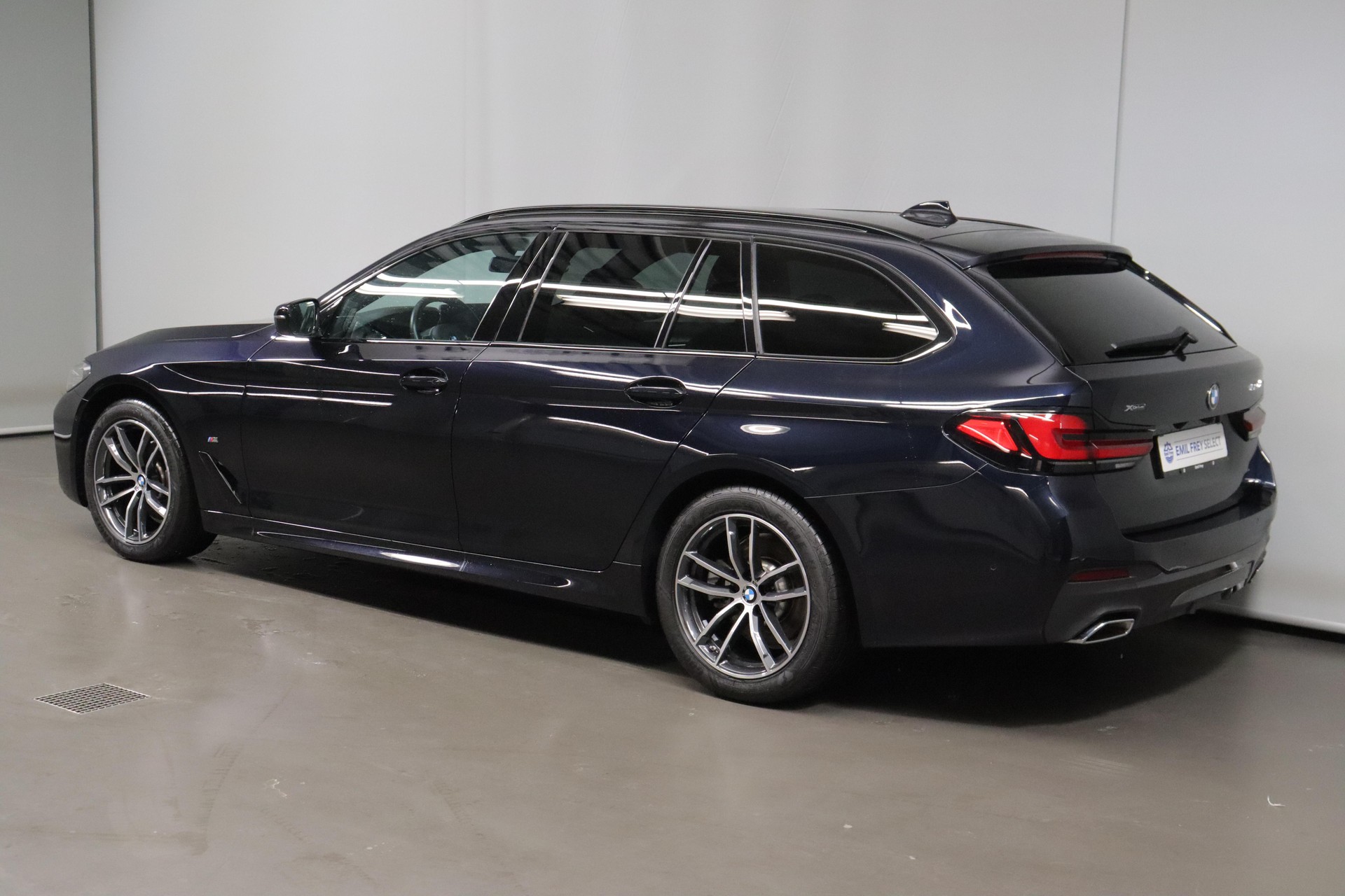 BMW 520d xDrive Touring-image-10