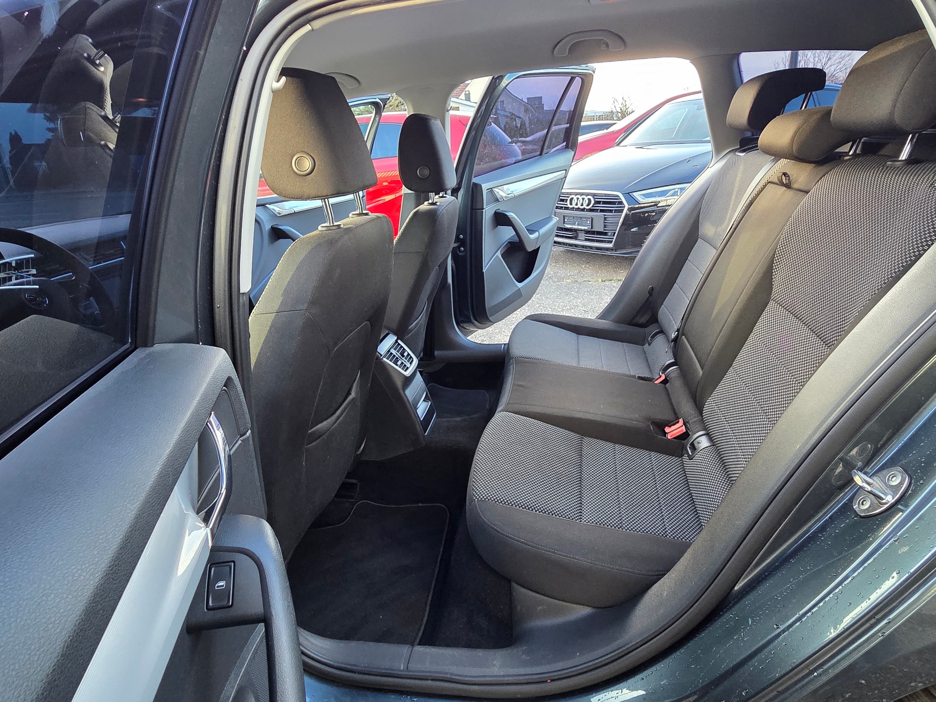 SKODA Octavia Combi 1.4 TSI Ambition DSG-image-8