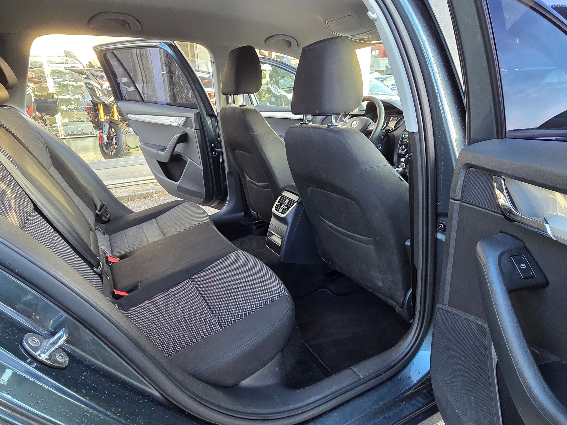 SKODA Octavia Combi 1.4 TSI Ambition DSG-image-10