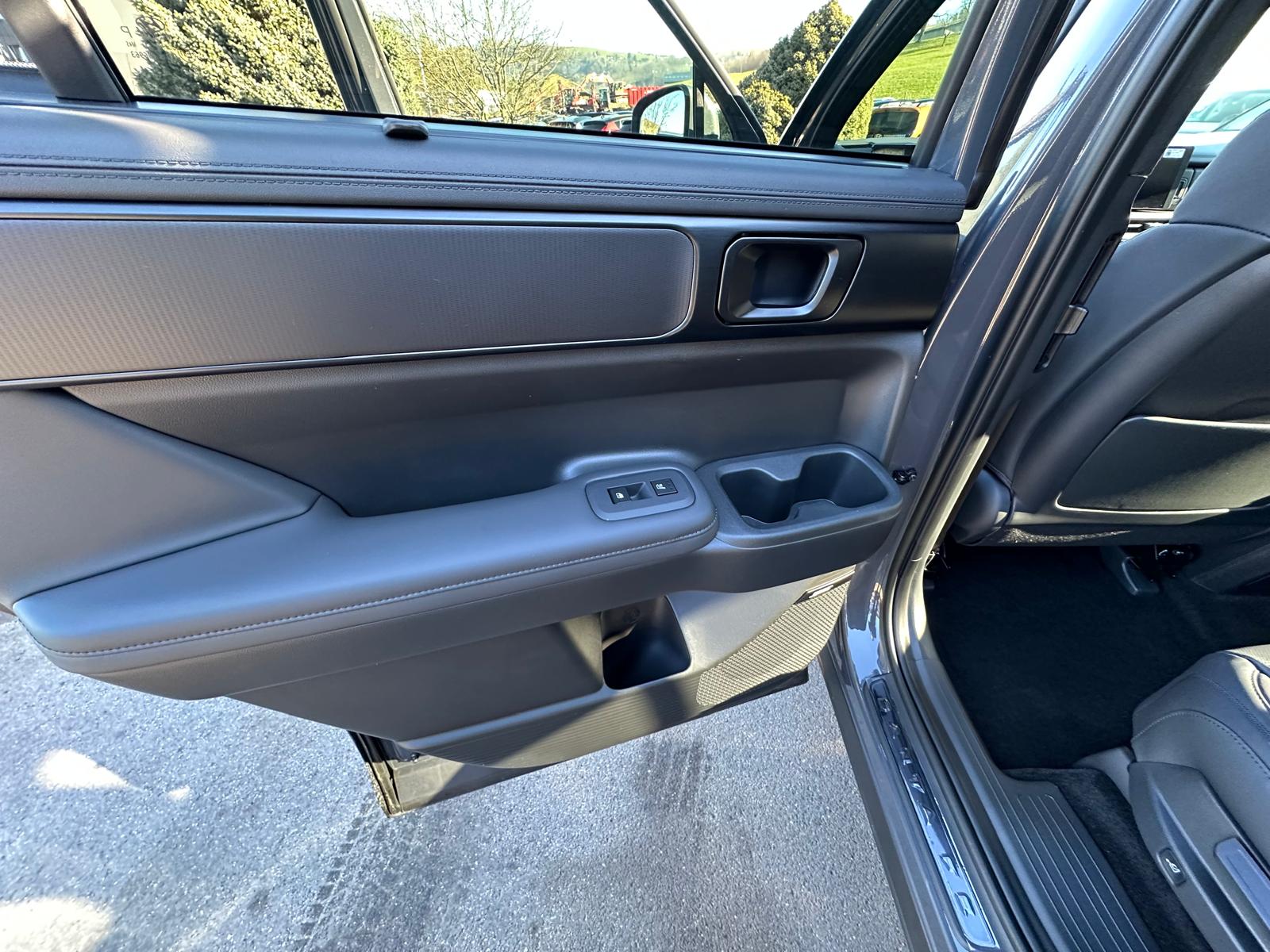 HYUNDAI Santa Fe 1.6 T-GDi HEV Calligraphy Swiss Edition 4WD Automatic-image-15