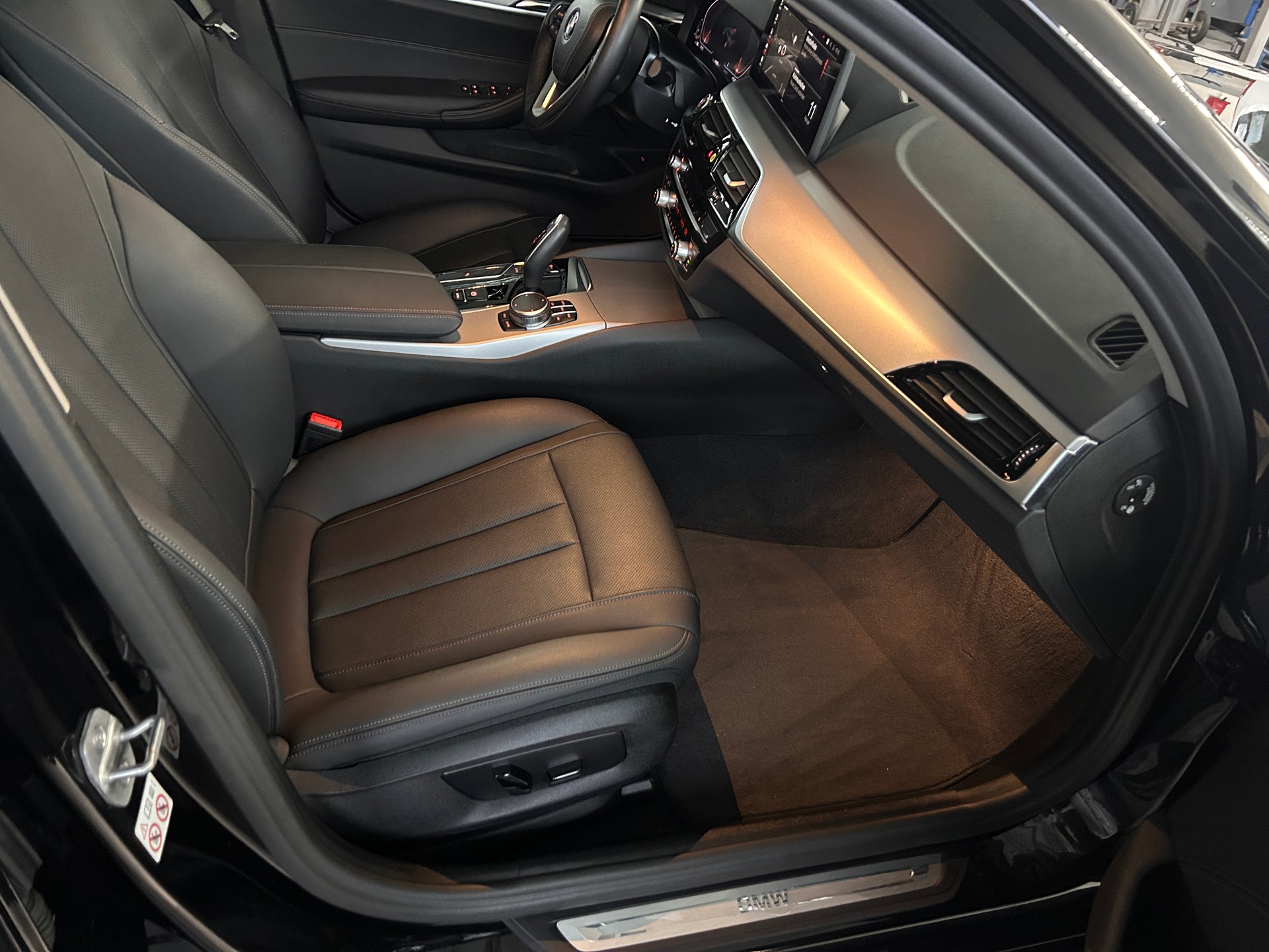 BMW 530i xDrive-image-10