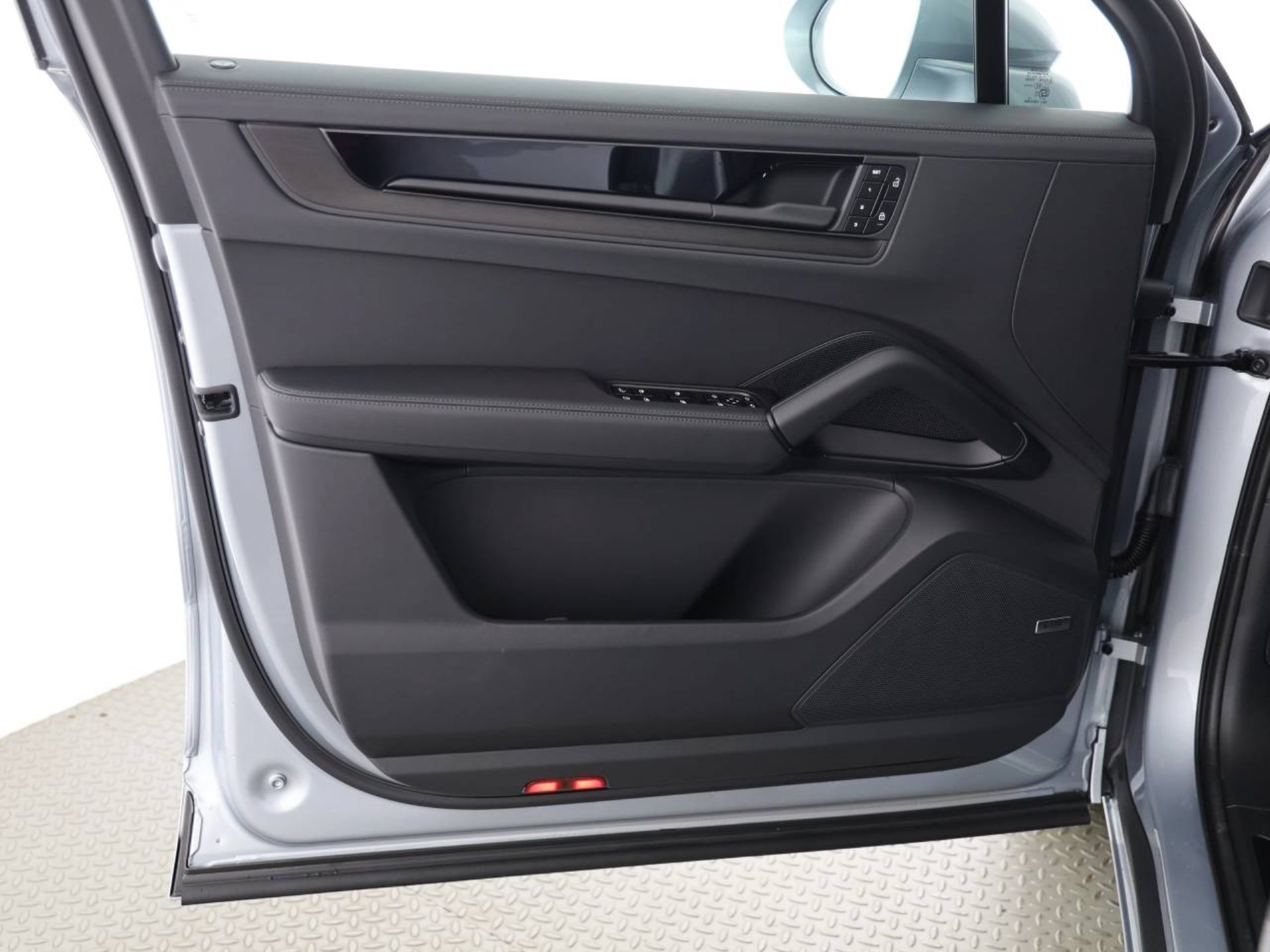 PORSCHE Cayenne S E-Hybrid Black Edition-image-17
