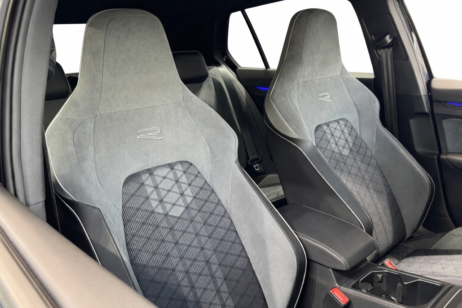 VW Golf 2.0 TSI R-Line DSG *Harman Kardon *Anhängerkupplung*-image-11