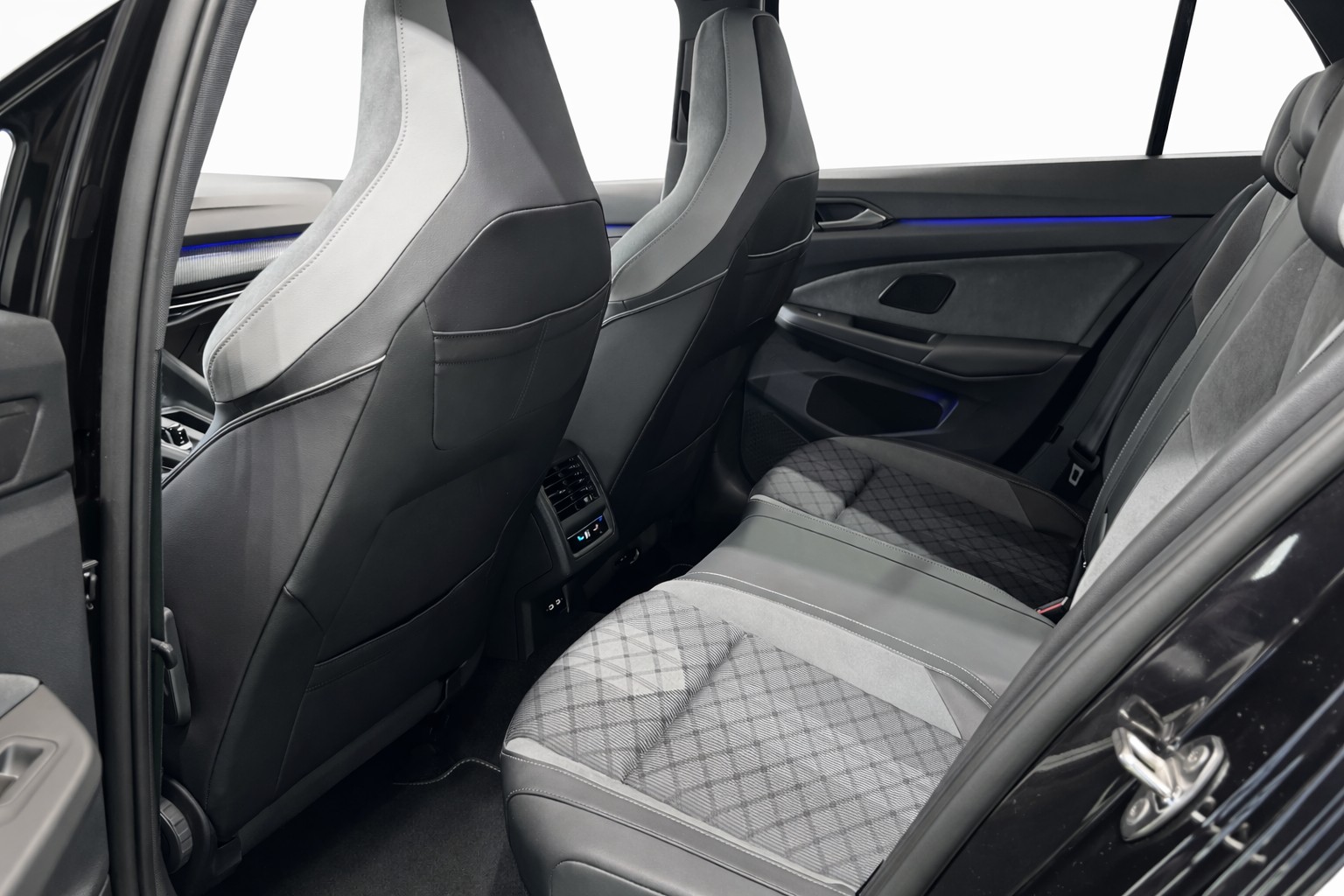 VW Golf 2.0 TSI R-Line DSG *Harman Kardon *Anhängerkupplung*-image-12