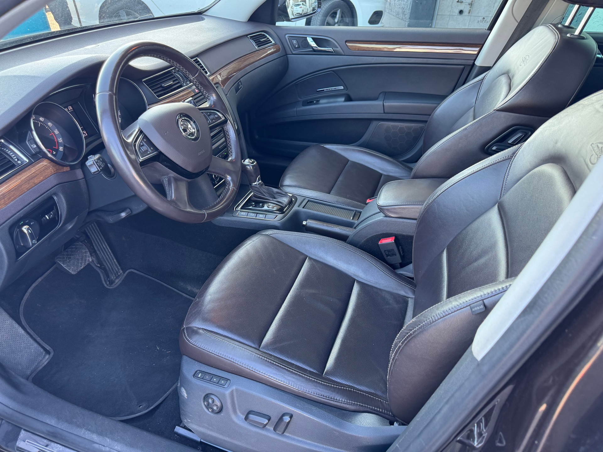 SKODA Superb Combi 2.0 TDi Laurin & Klement 4x4 DSG-image-15