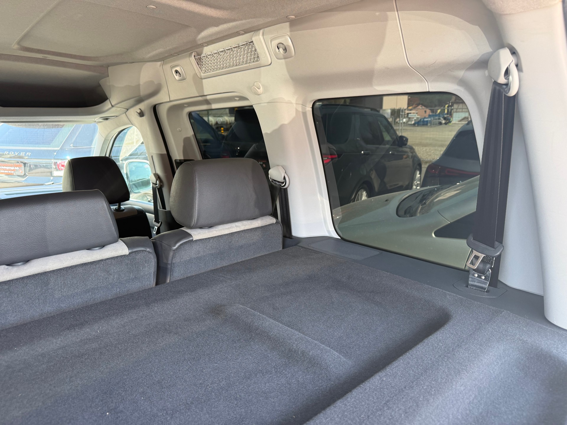 VW Caddy 2.0 TDI Edition 30 DSG-image-11