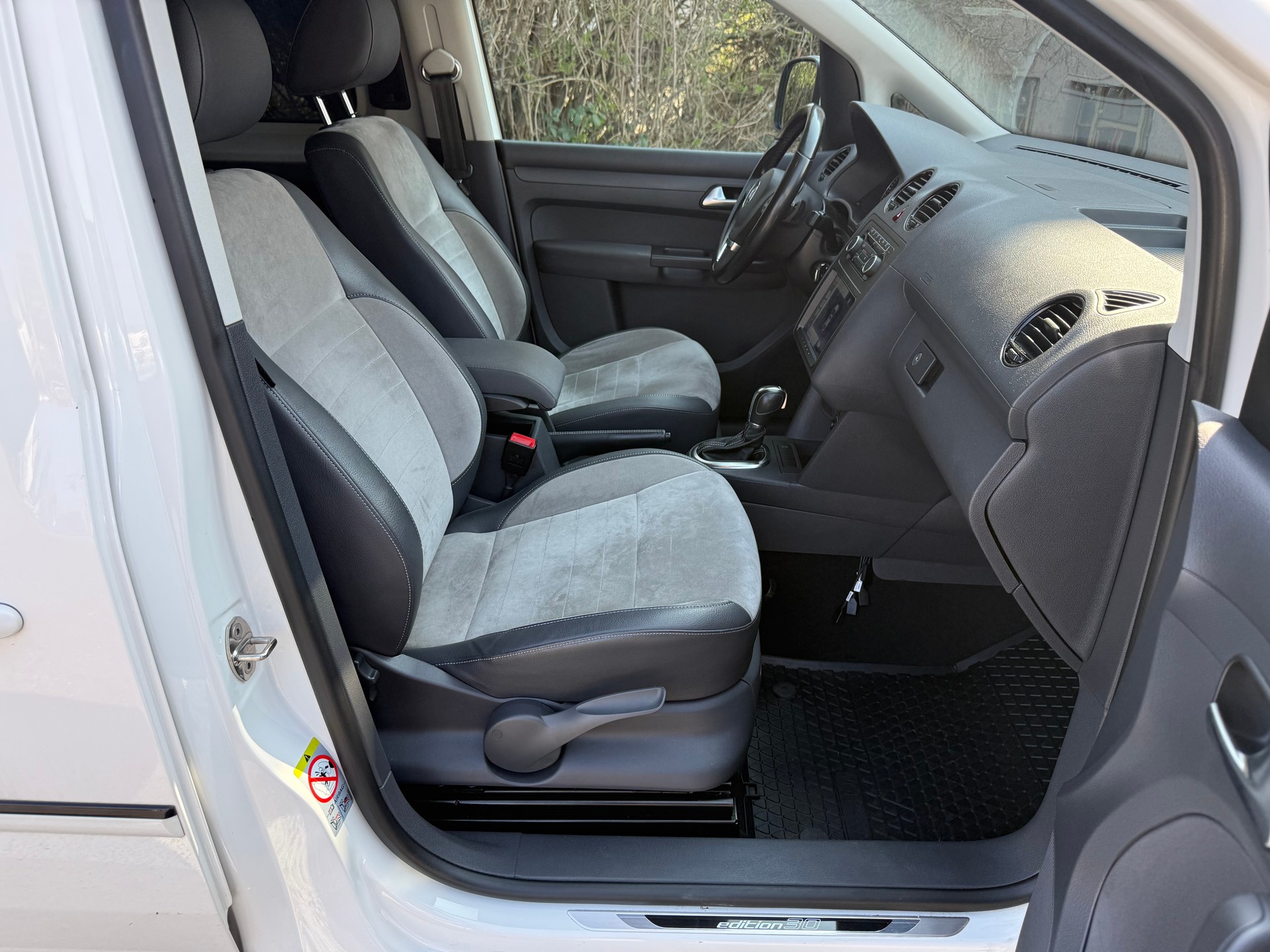 VW Caddy 2.0 TDI Edition 30 DSG-image-9