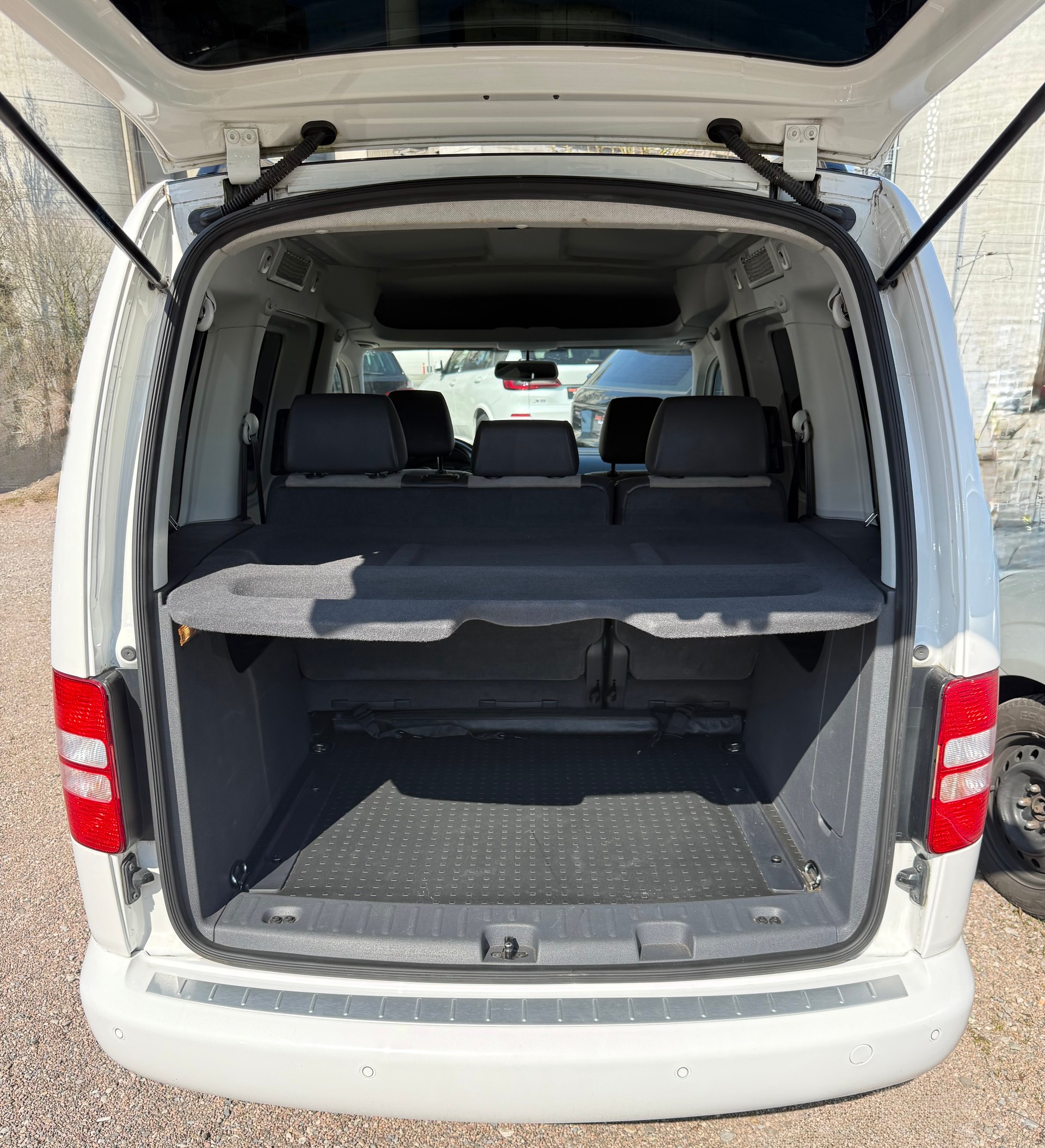 VW Caddy 2.0 TDI Edition 30 DSG-image-2