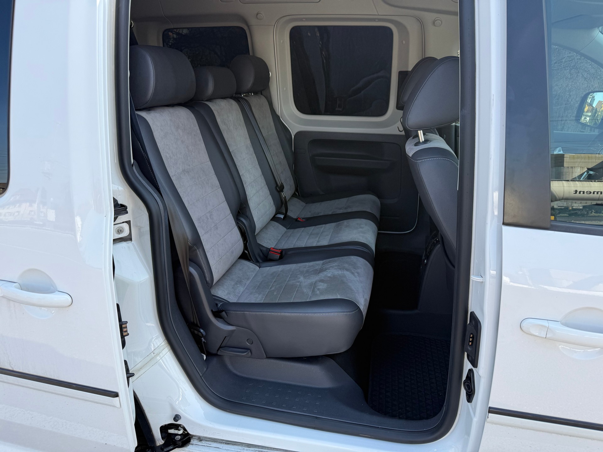 VW Caddy 2.0 TDI Edition 30 DSG-image-10