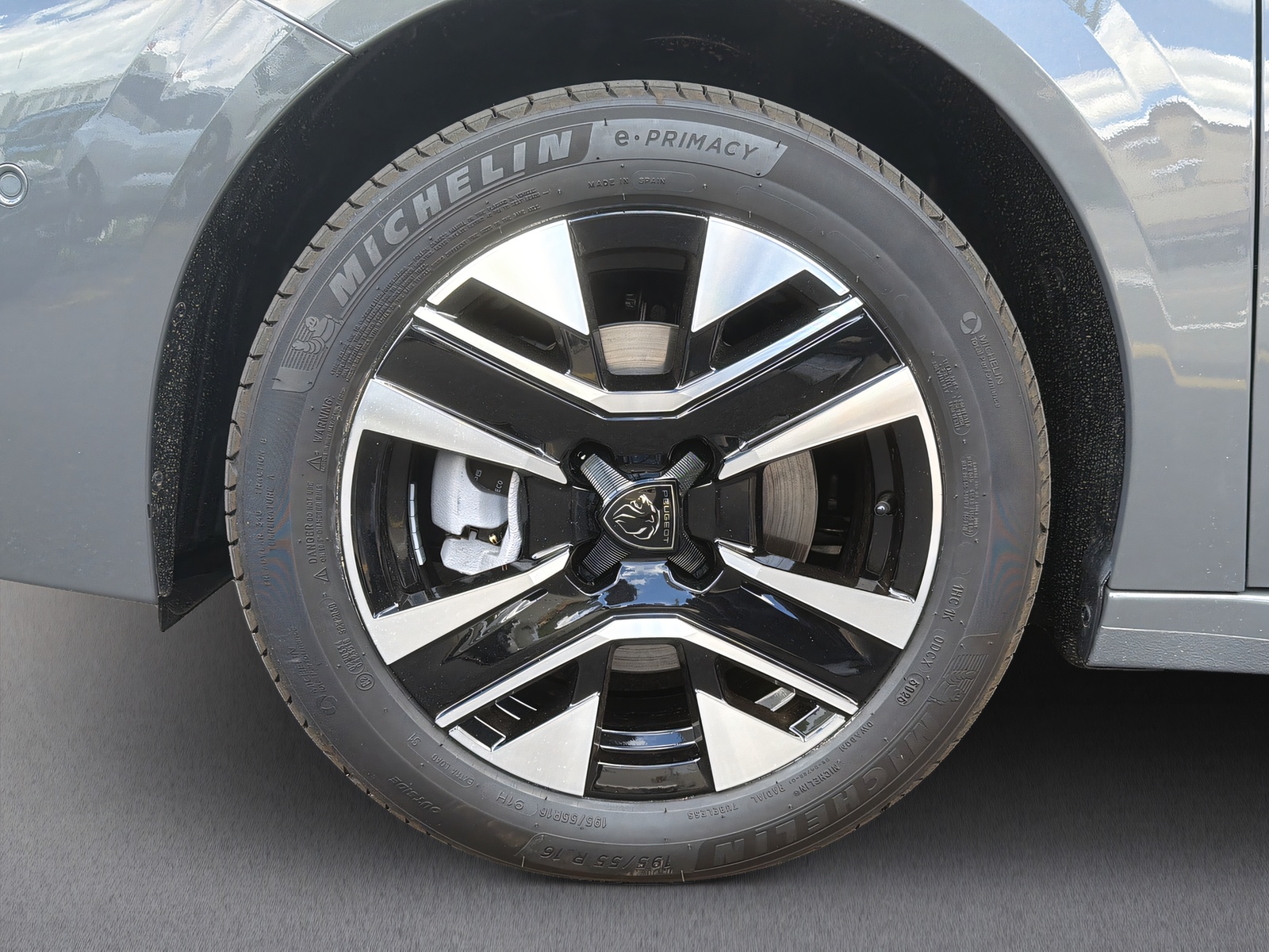 PEUGEOT 208 1.2 Hybrid Allure-image-19