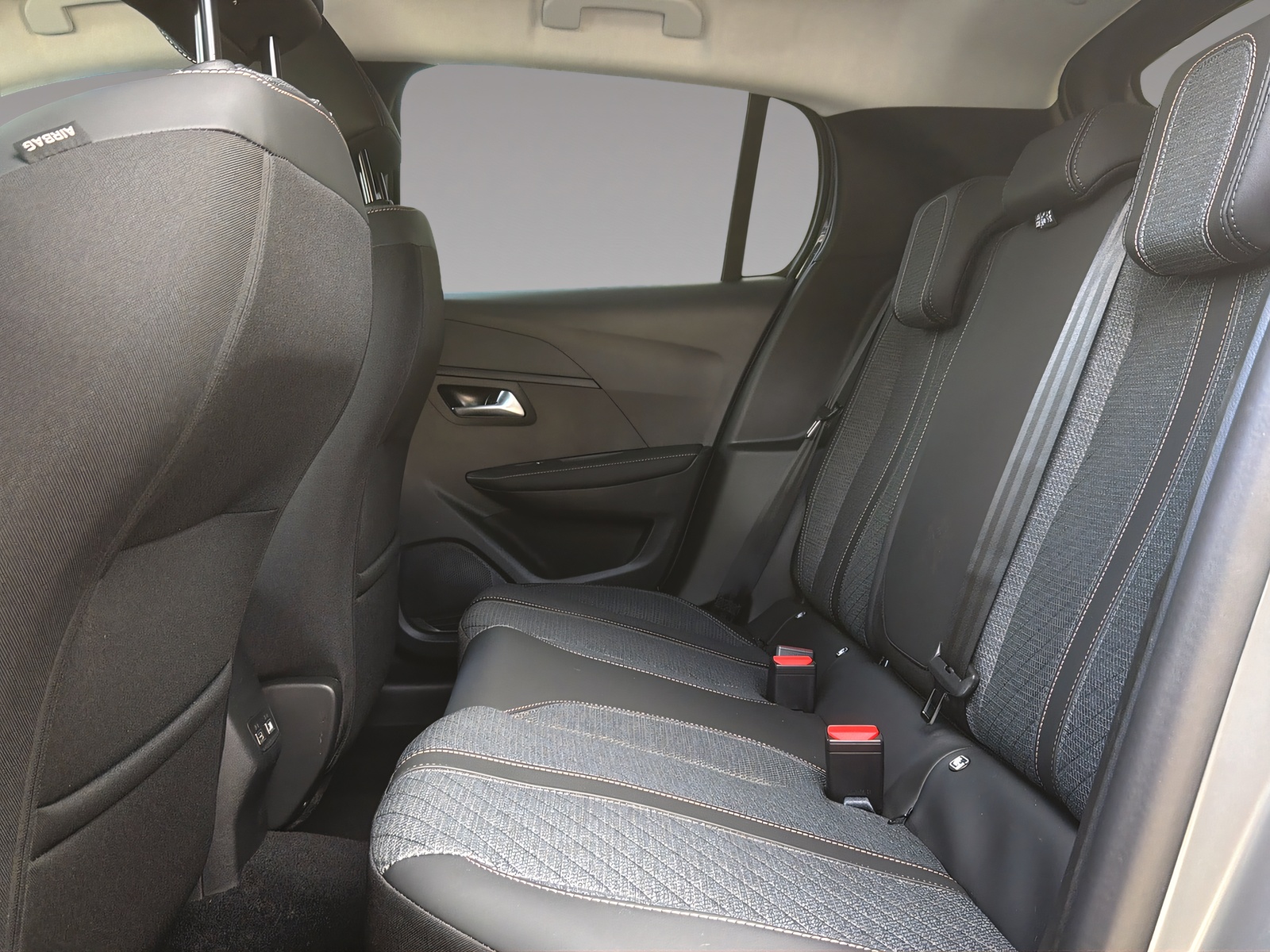 PEUGEOT 208 1.2 Hybrid Allure-image-16