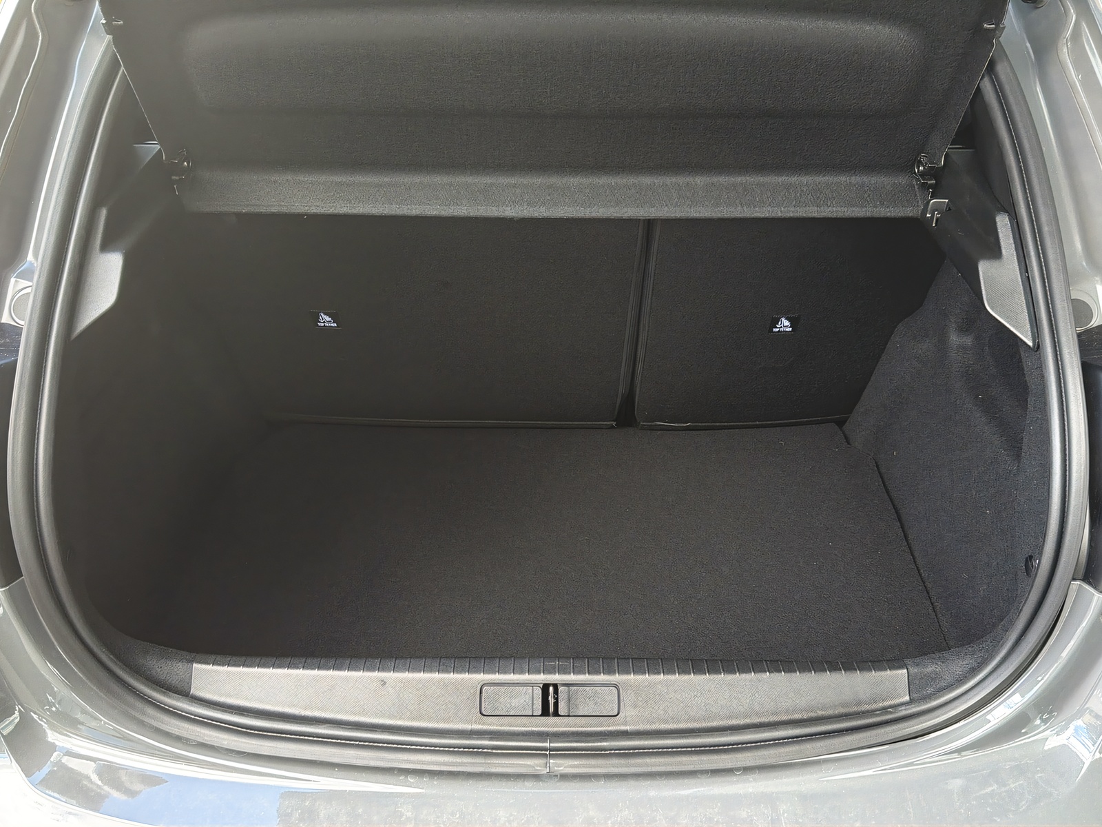 PEUGEOT 208 1.2 Hybrid Allure-image-18