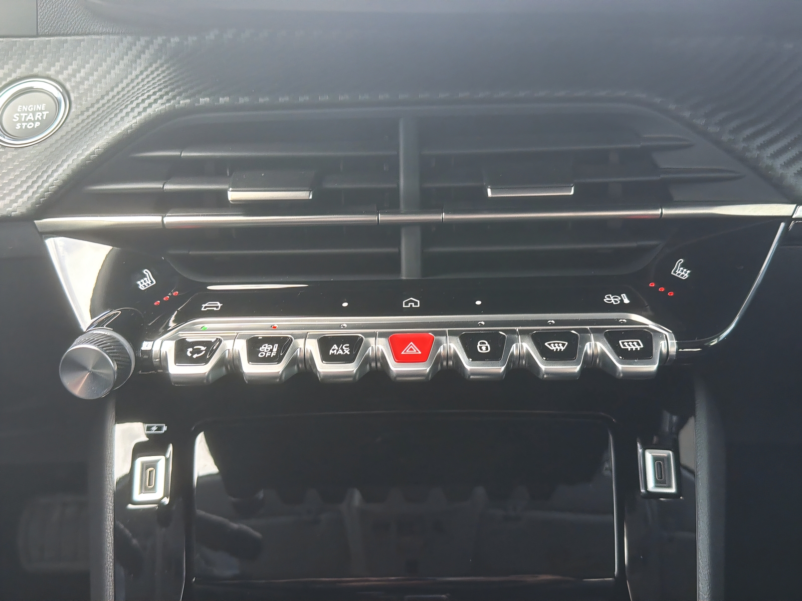 PEUGEOT 208 1.2 Hybrid Allure-image-13