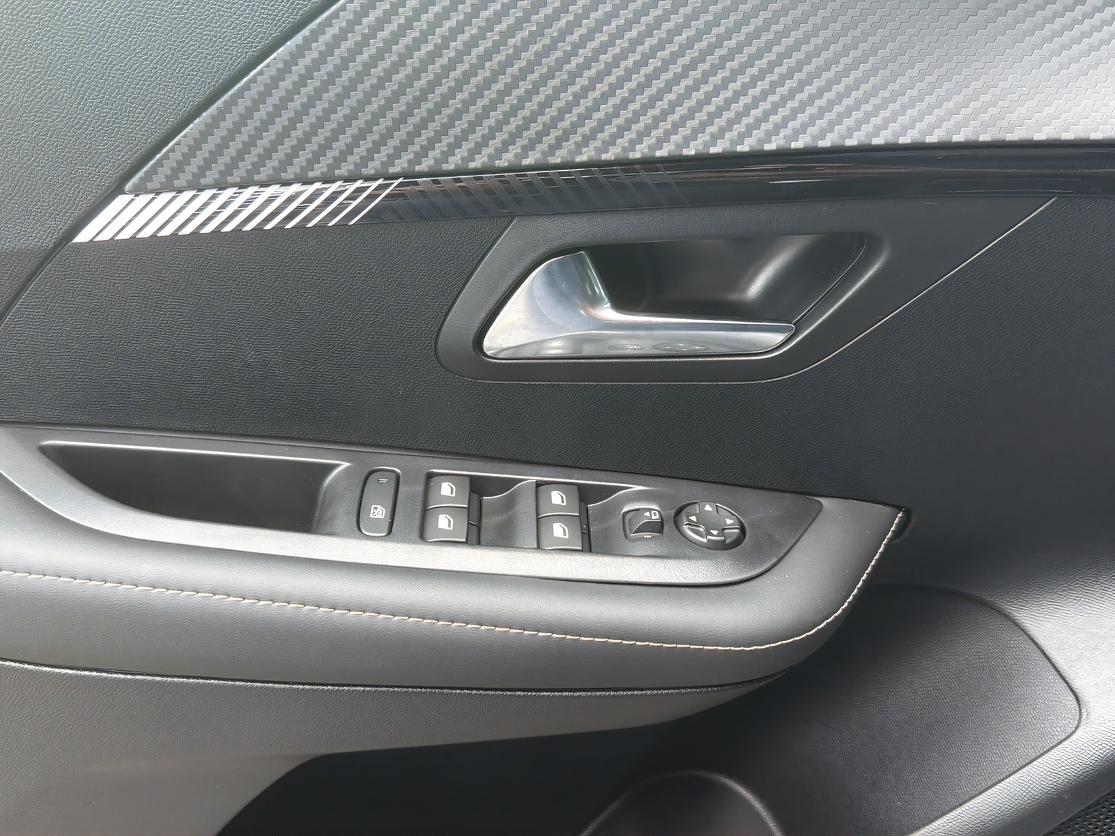 PEUGEOT 208 1.2 Hybrid Allure-image-14