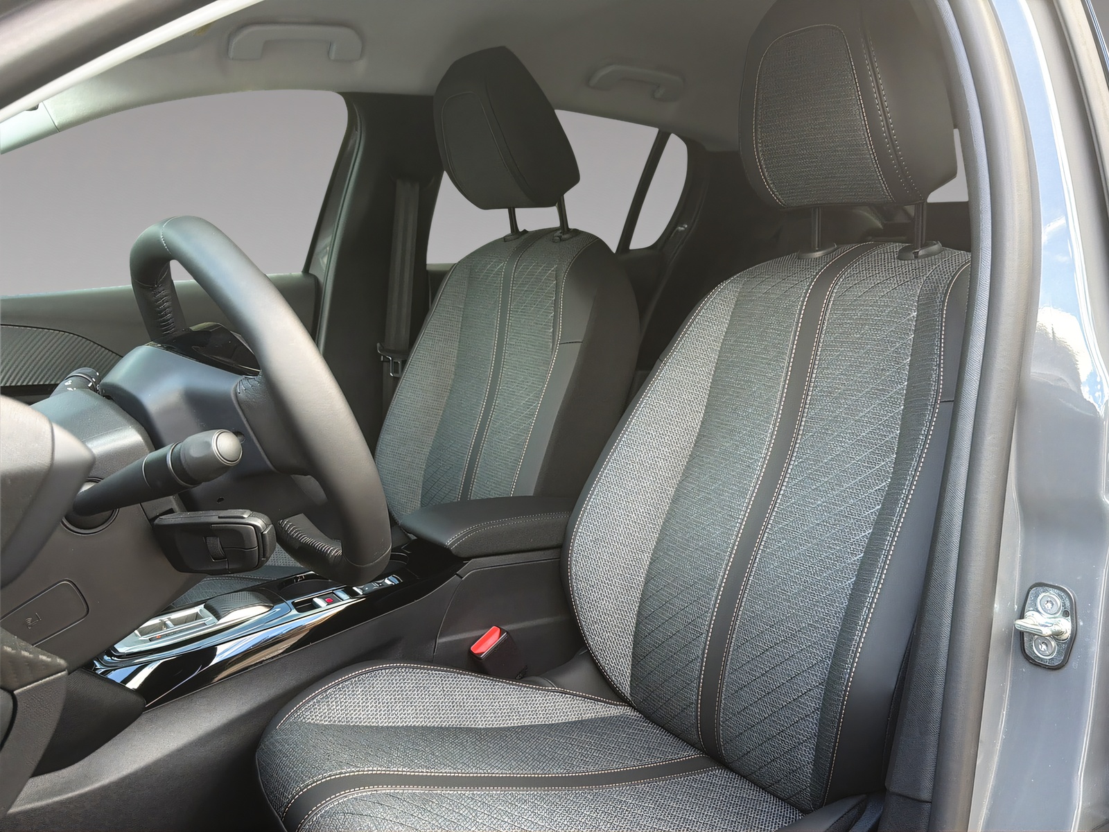 PEUGEOT 208 1.2 Hybrid Allure-image-5