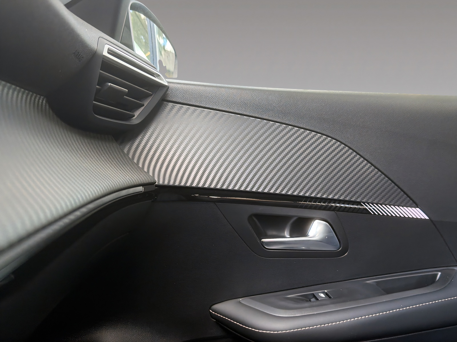 PEUGEOT 208 1.2 Hybrid Allure-image-15
