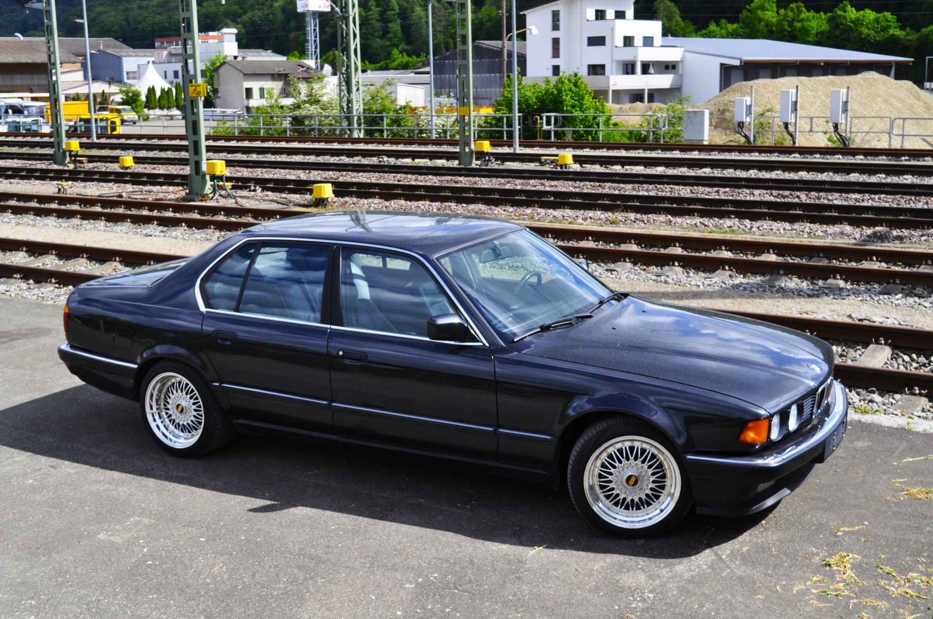 BMW 730i-image-12