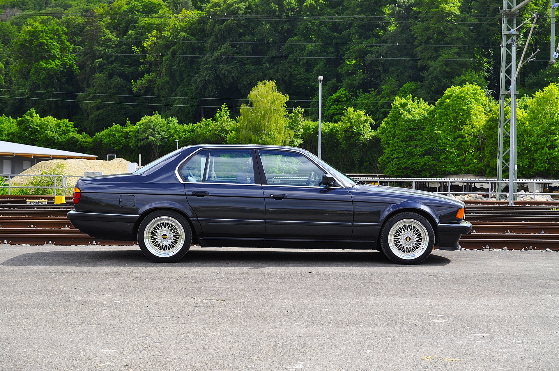 BMW 730i-image-5