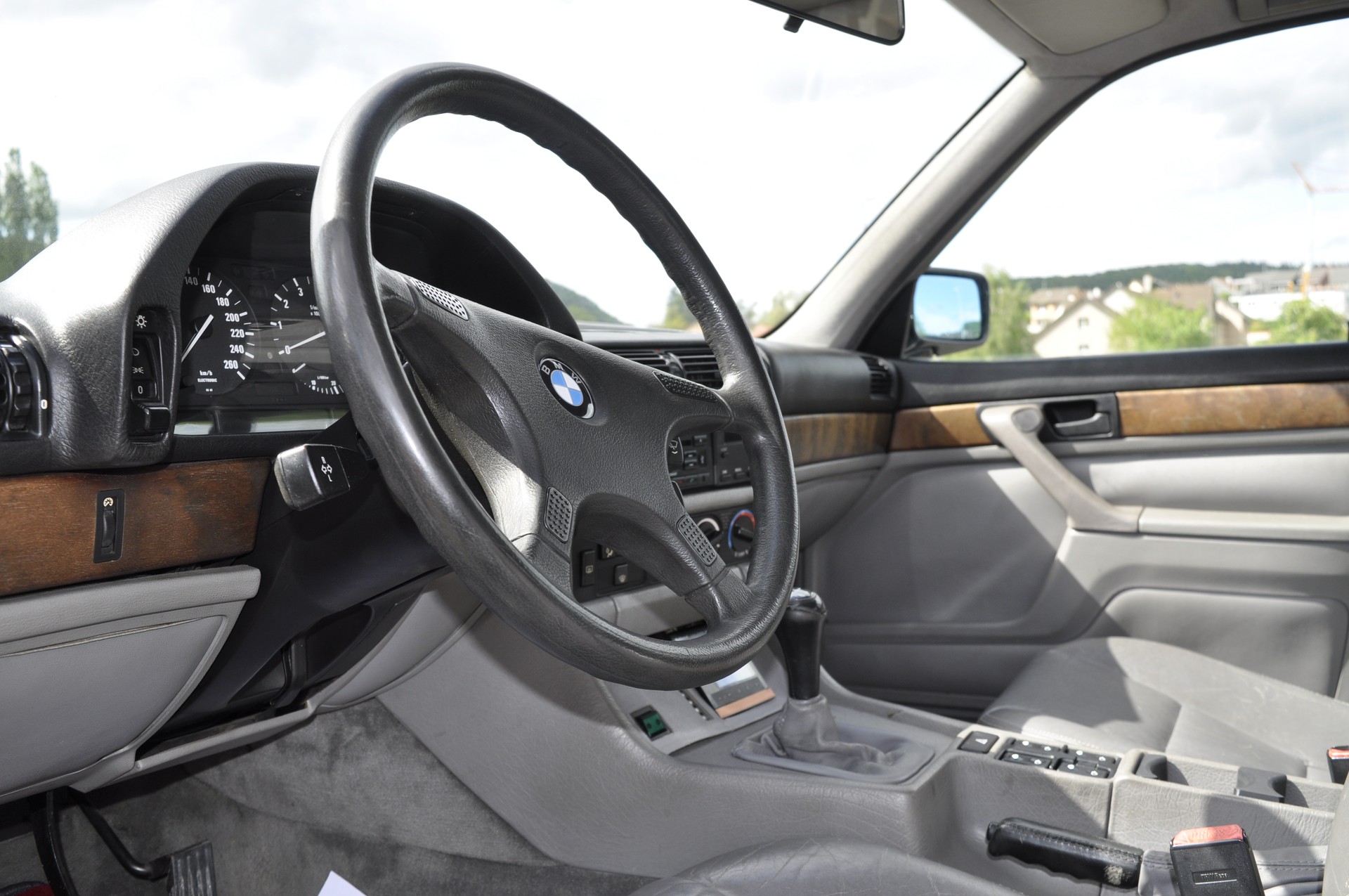 BMW 730i-image-9