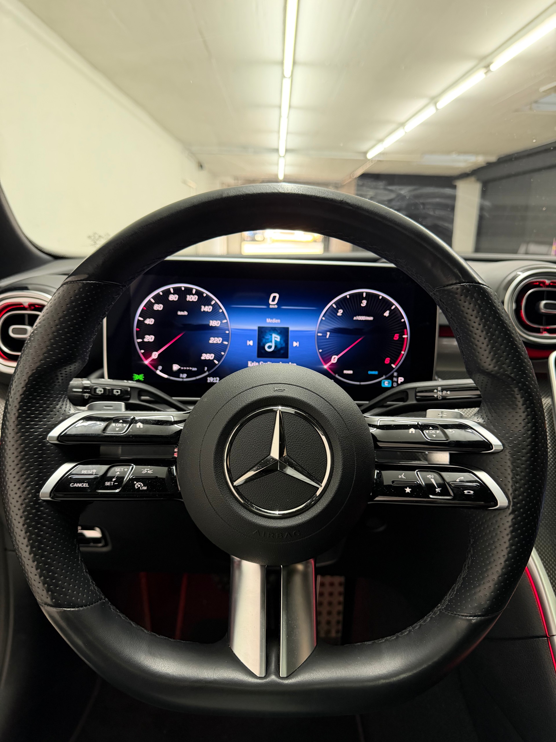 MERCEDES-BENZ C 220 d T AMG Line-image-11
