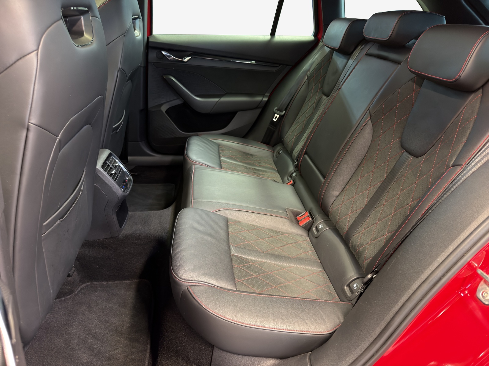 SKODA Octavia Combi 2.0 TSI DSG RS-image-11