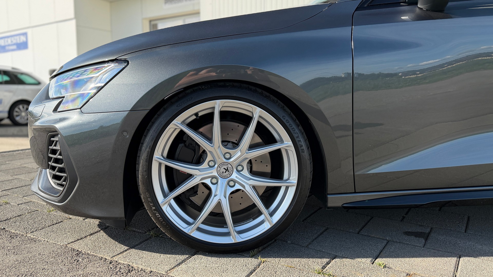AUDI S3 Sportback TFSI quattro S-tronic Akrapovič-showroom-element-1