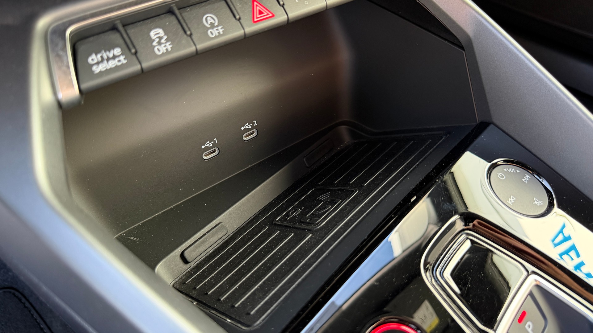 AUDI S3 Sportback TFSI quattro S-tronic Akrapovič-image-25