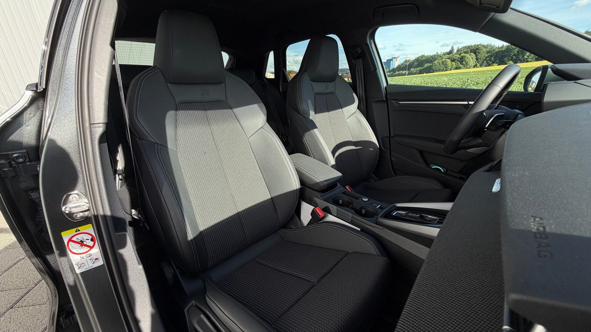 AUDI S3 Sportback TFSI quattro S-tronic Akrapovič-image-16