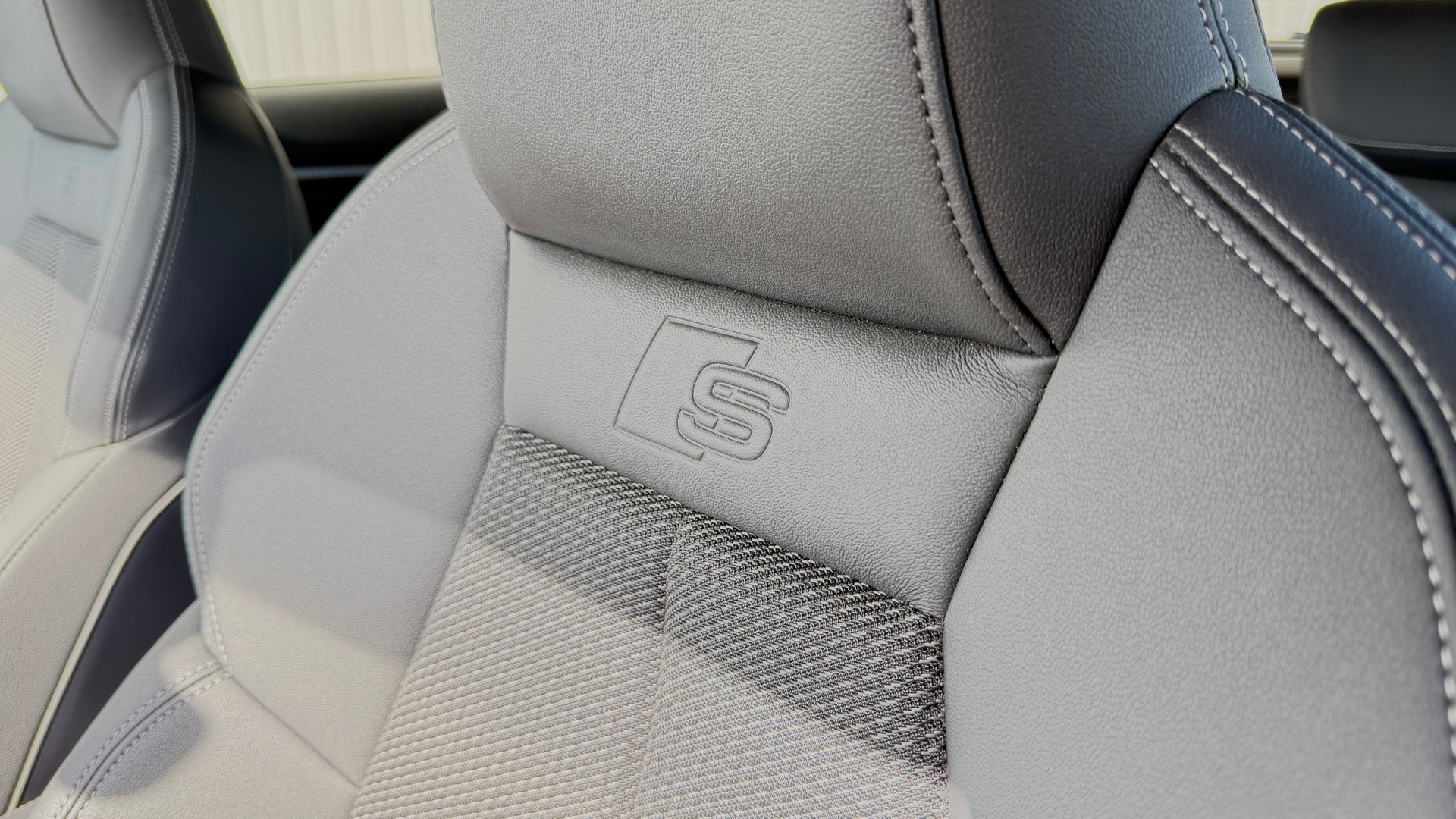 AUDI S3 Sportback TFSI quattro S-tronic Akrapovič-image-14
