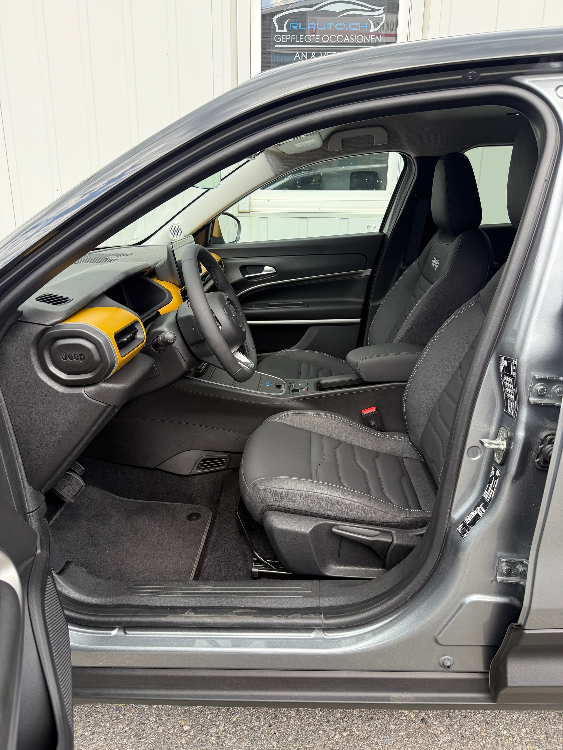 JEEP Avenger 54kWh Swiss Altitude Plus Sky * NEUWAGEN MIT TAGESZULASUNG *-image-12