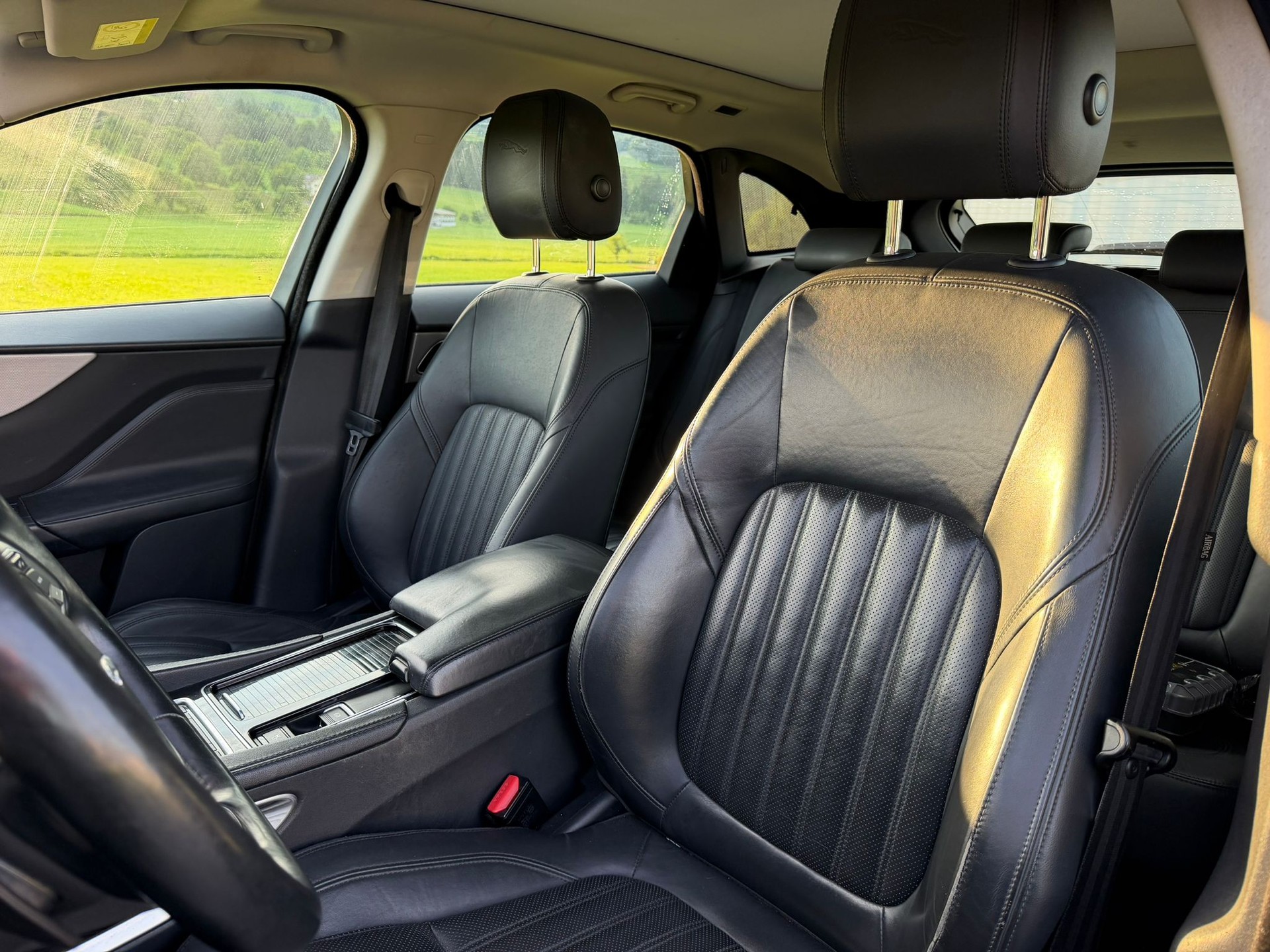 JAGUAR F-Pace 2.0d R-Sport AWD Automatik-image-11
